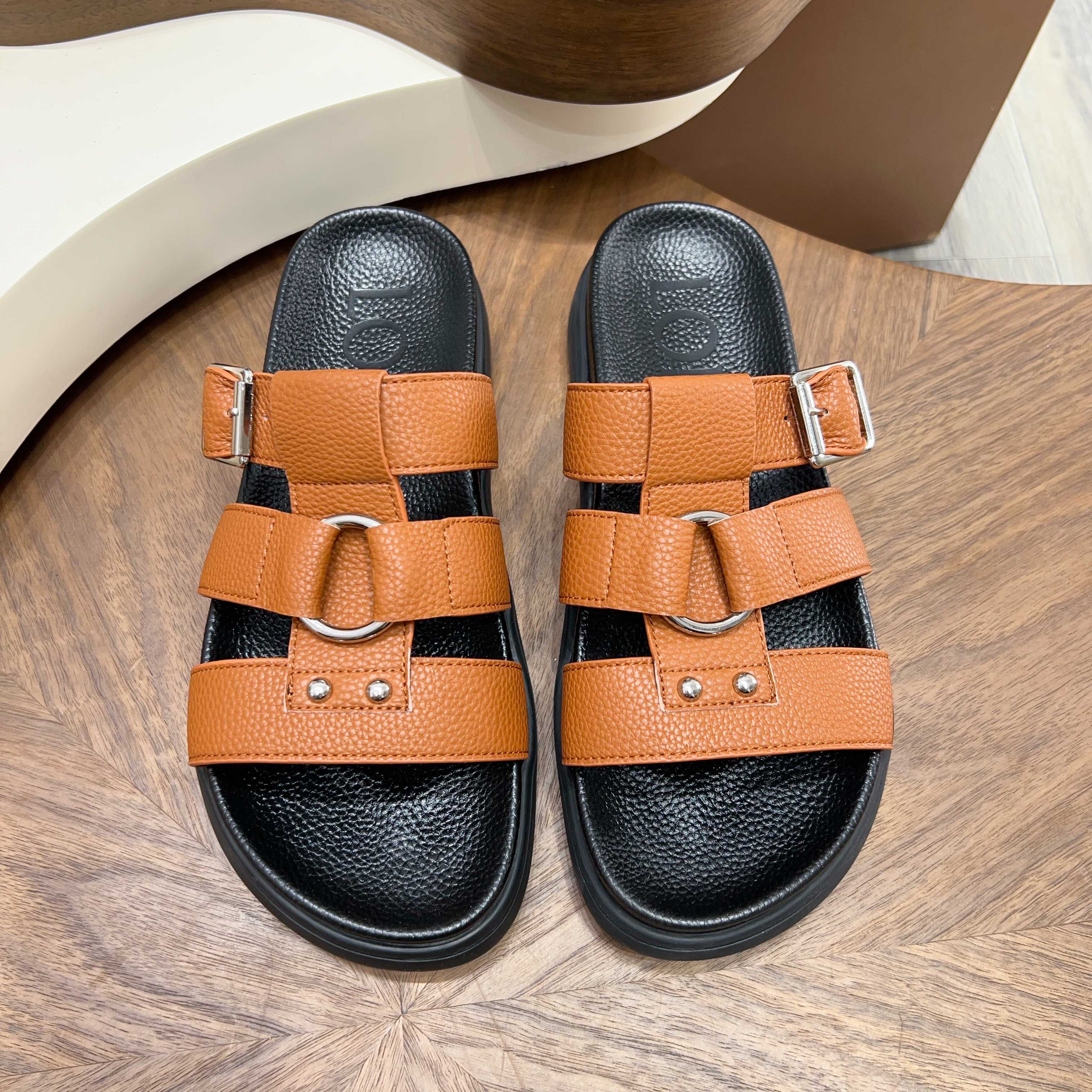 로에베(Loewe) 메탈 징 포인트 더블 스트랩 샌들 슬리퍼 신발