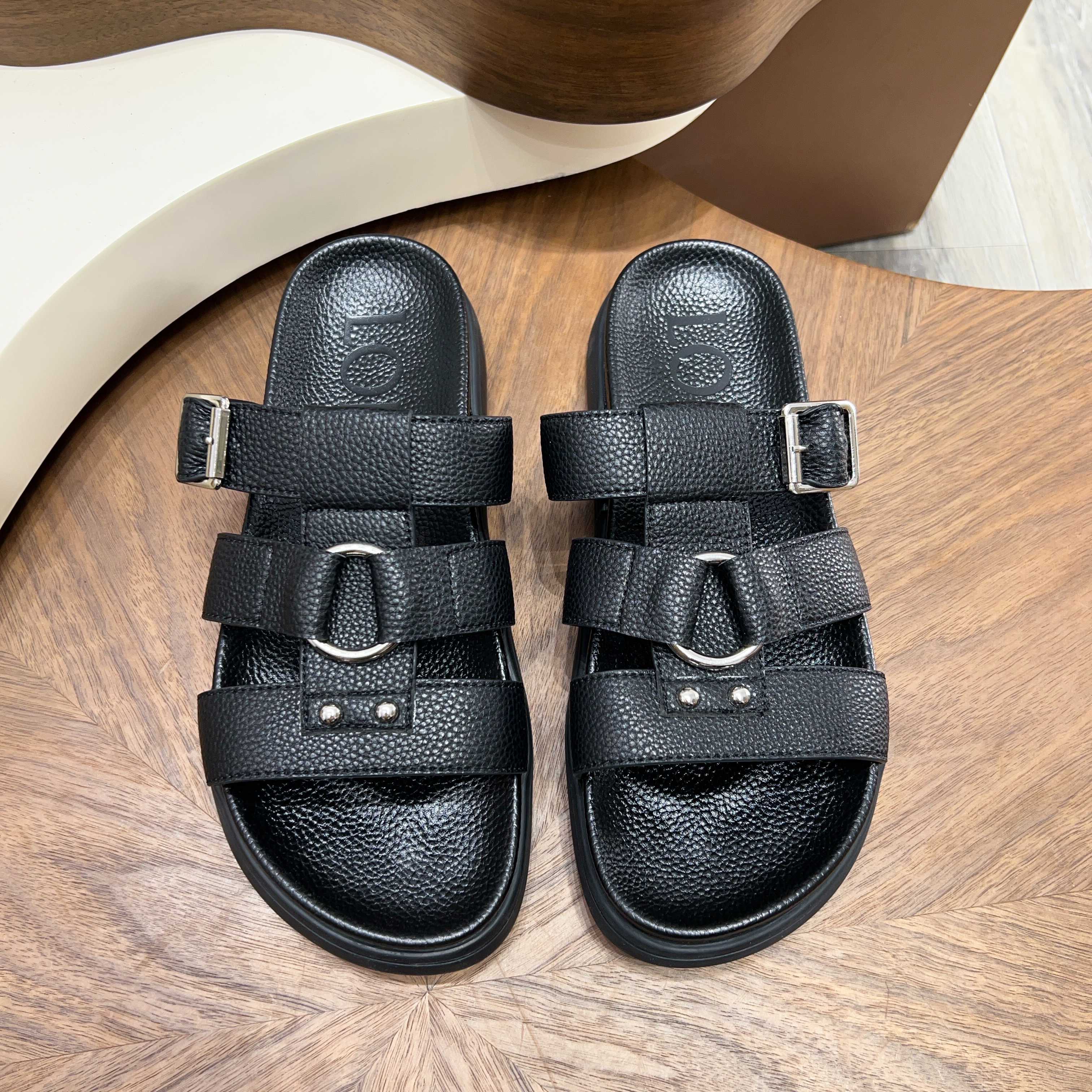 로에베(Loewe) 메탈 징 포인트 더블 스트랩 샌들 슬리퍼 신발