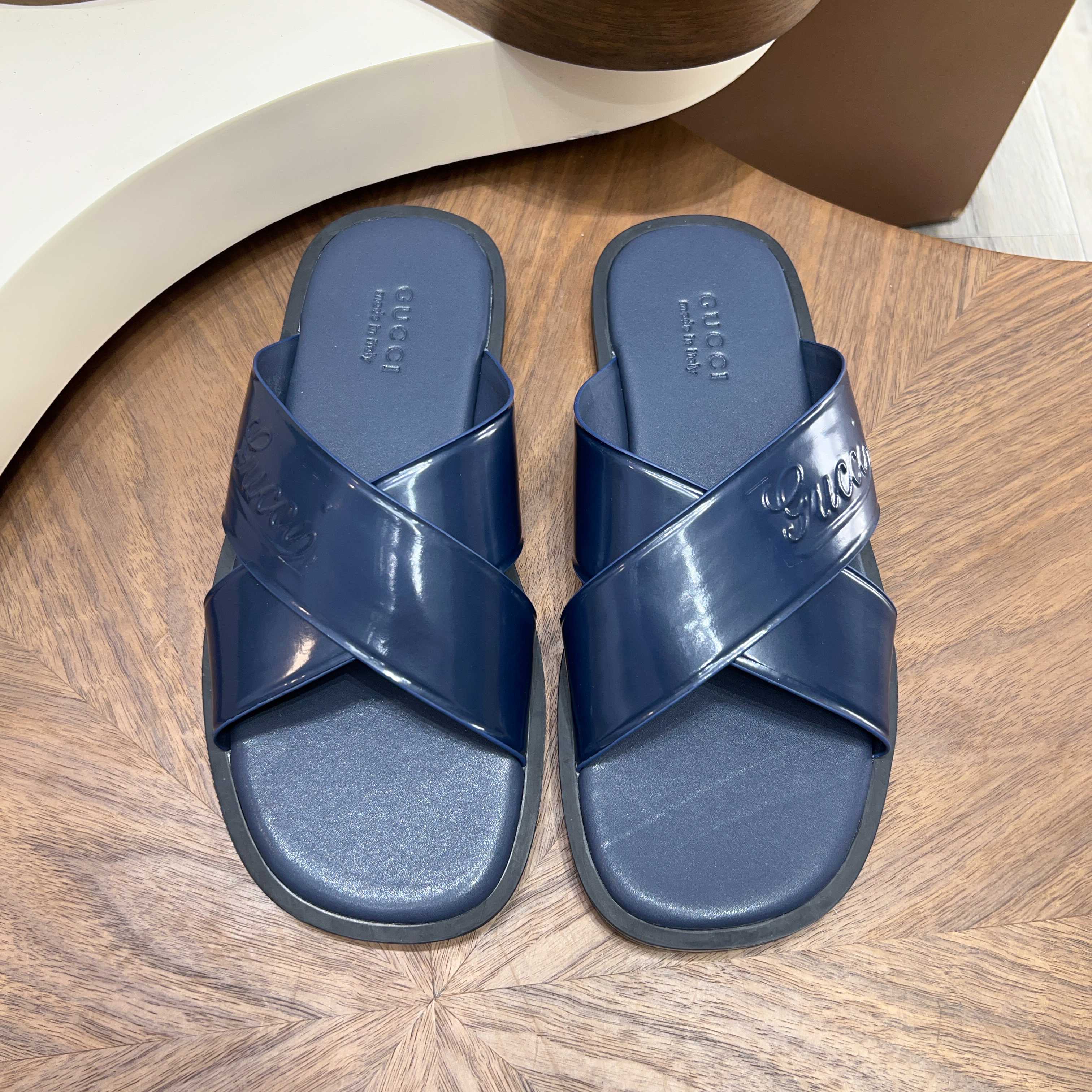 구찌(Gucci) 시그니처 카프스킨 엠보싱 슬라이드 슬리퍼 신발