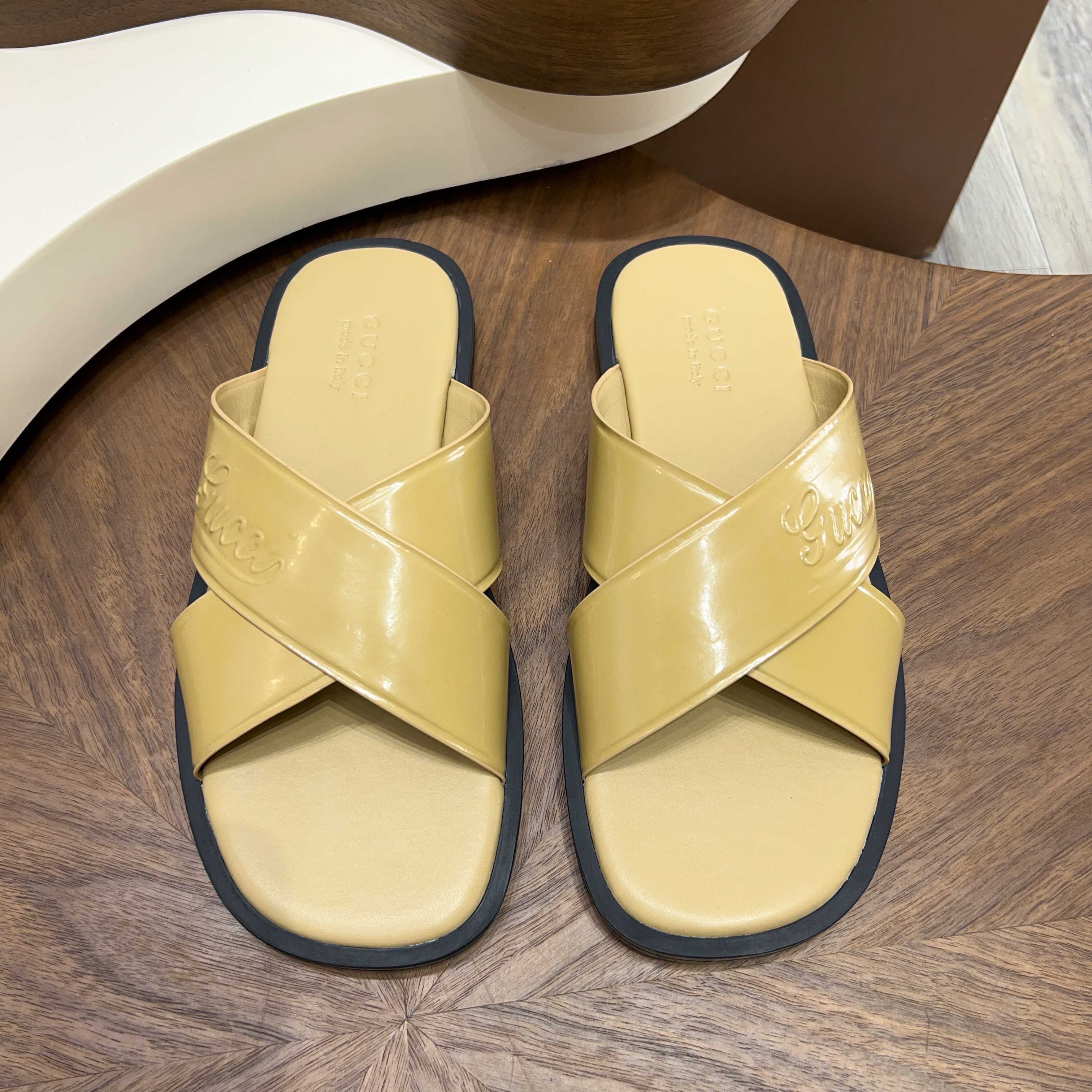 구찌(Gucci) 시그니처 카프스킨 엠보싱 슬라이드 슬리퍼 신발