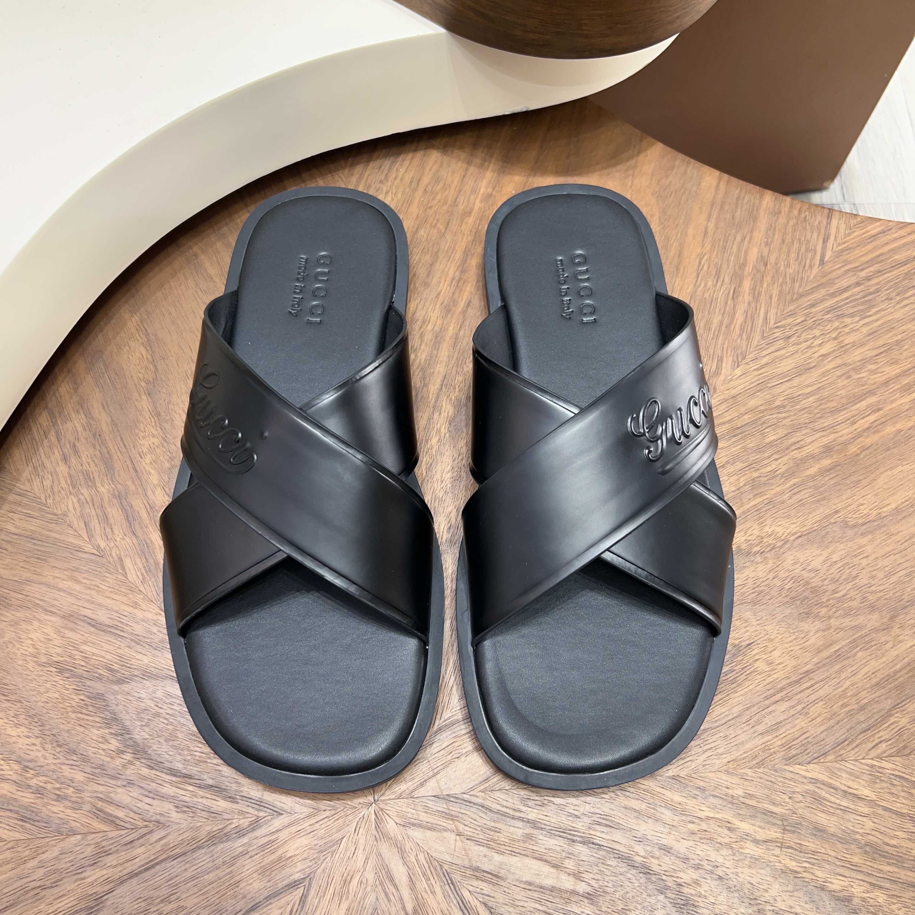 구찌(Gucci) 시그니처 카프스킨 엠보싱 슬라이드 슬리퍼 신발