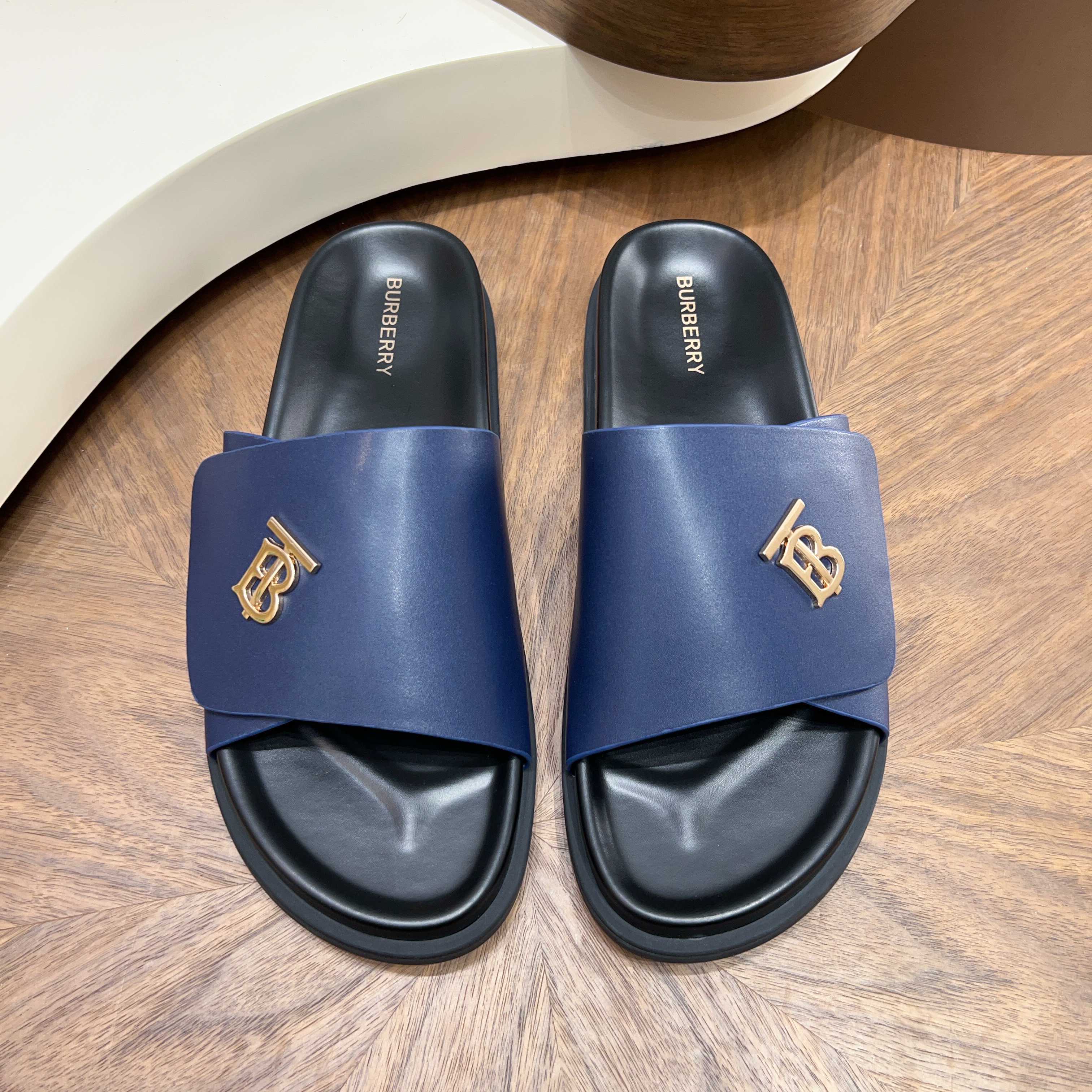 버버리(Burberry) TB 메탈 로고 크로스 레더 샌들 슬리퍼 신발