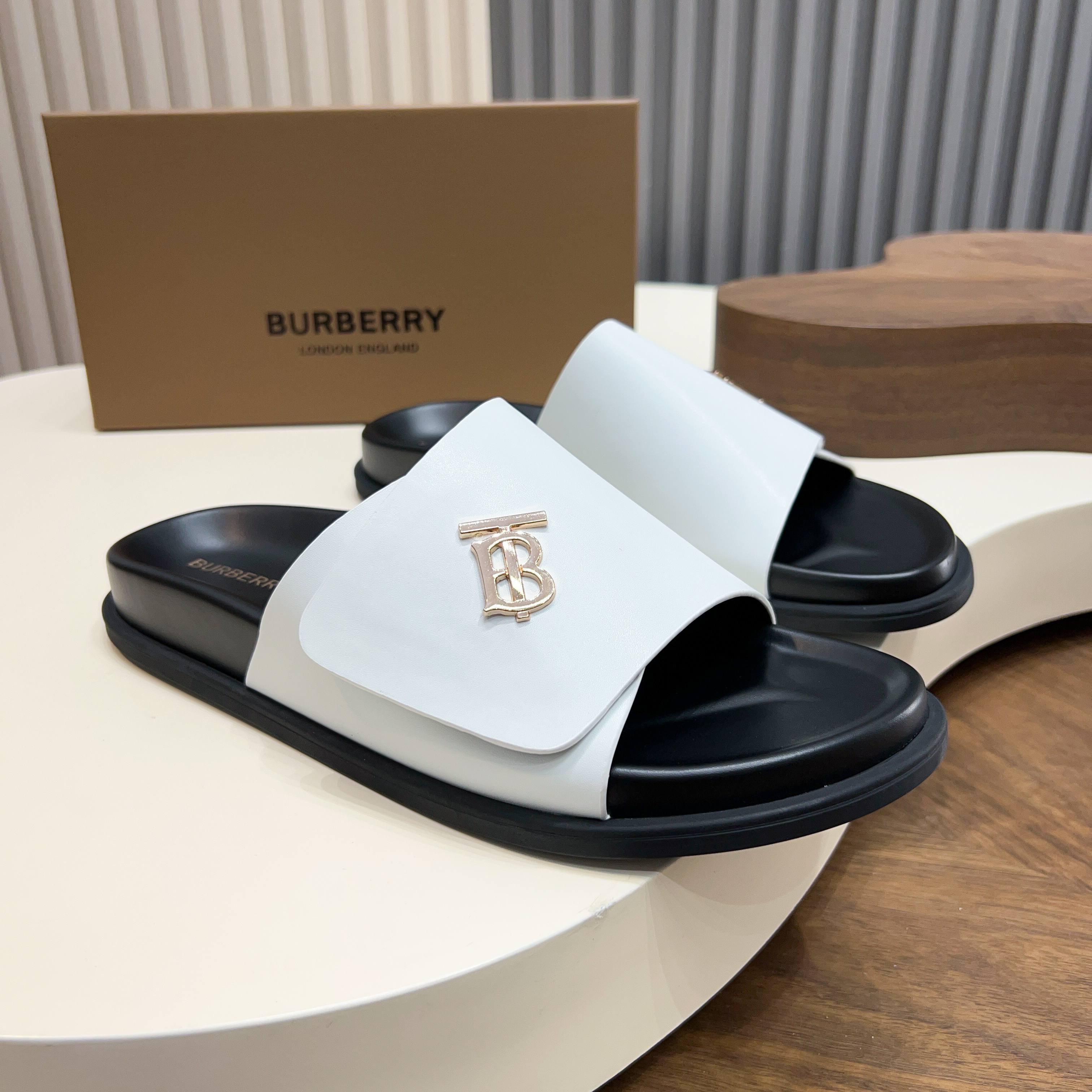 버버리(Burberry) TB 메탈 로고 크로스 레더 샌들 슬리퍼 신발