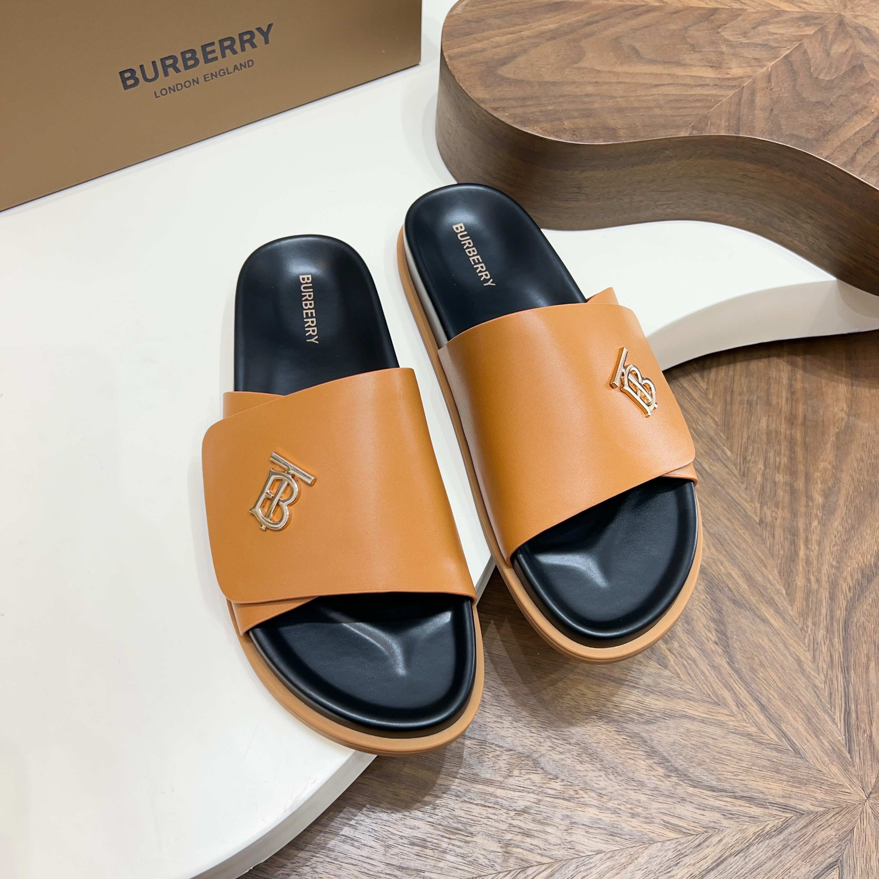 버버리(Burberry) TB 메탈 로고 크로스 레더 샌들 슬리퍼 신발
