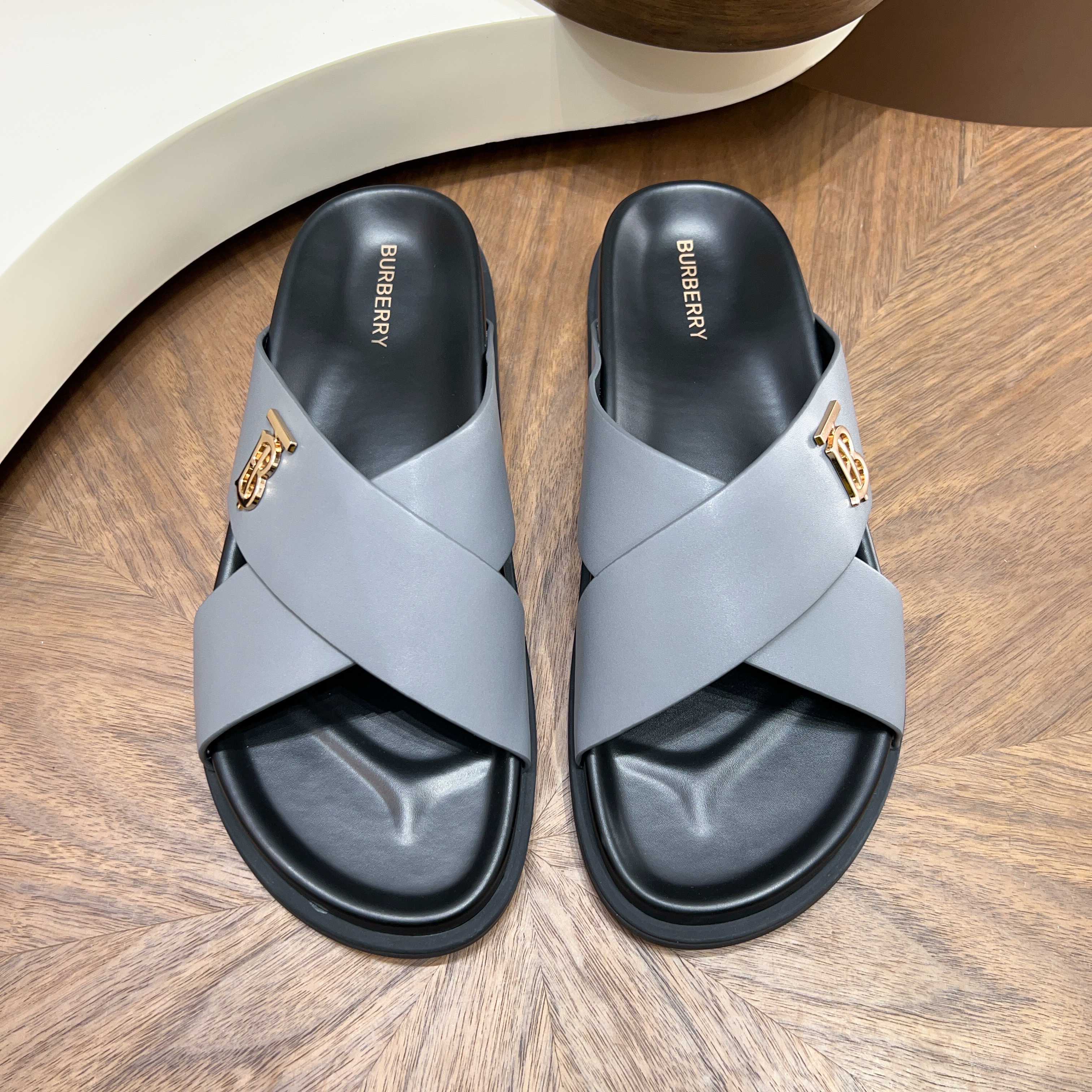 버버리(Burberry) TB 메탈 로고 크로스 레더 샌들 슬리퍼 신발