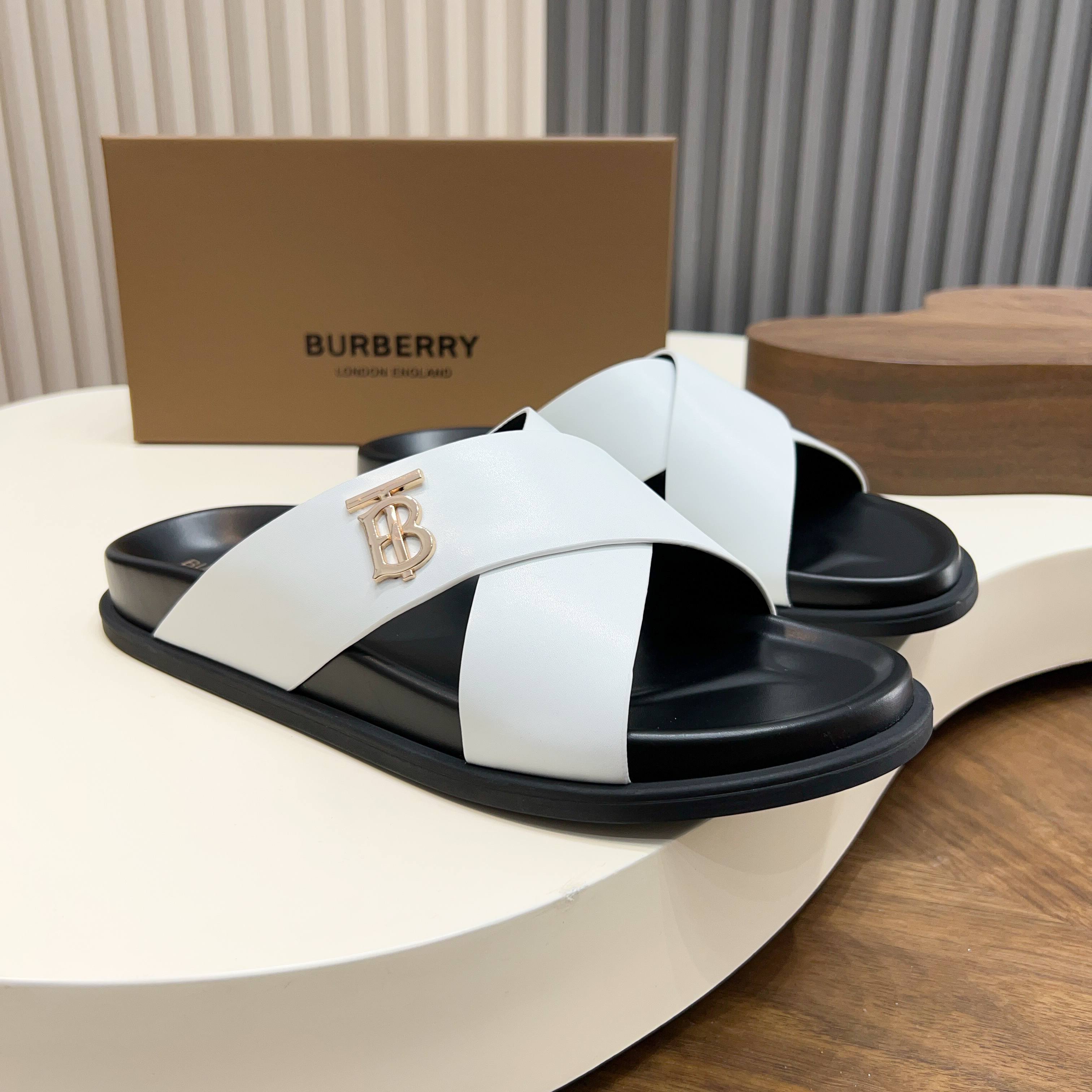 버버리(Burberry) TB 메탈 로고 크로스 레더 샌들 슬리퍼 신발