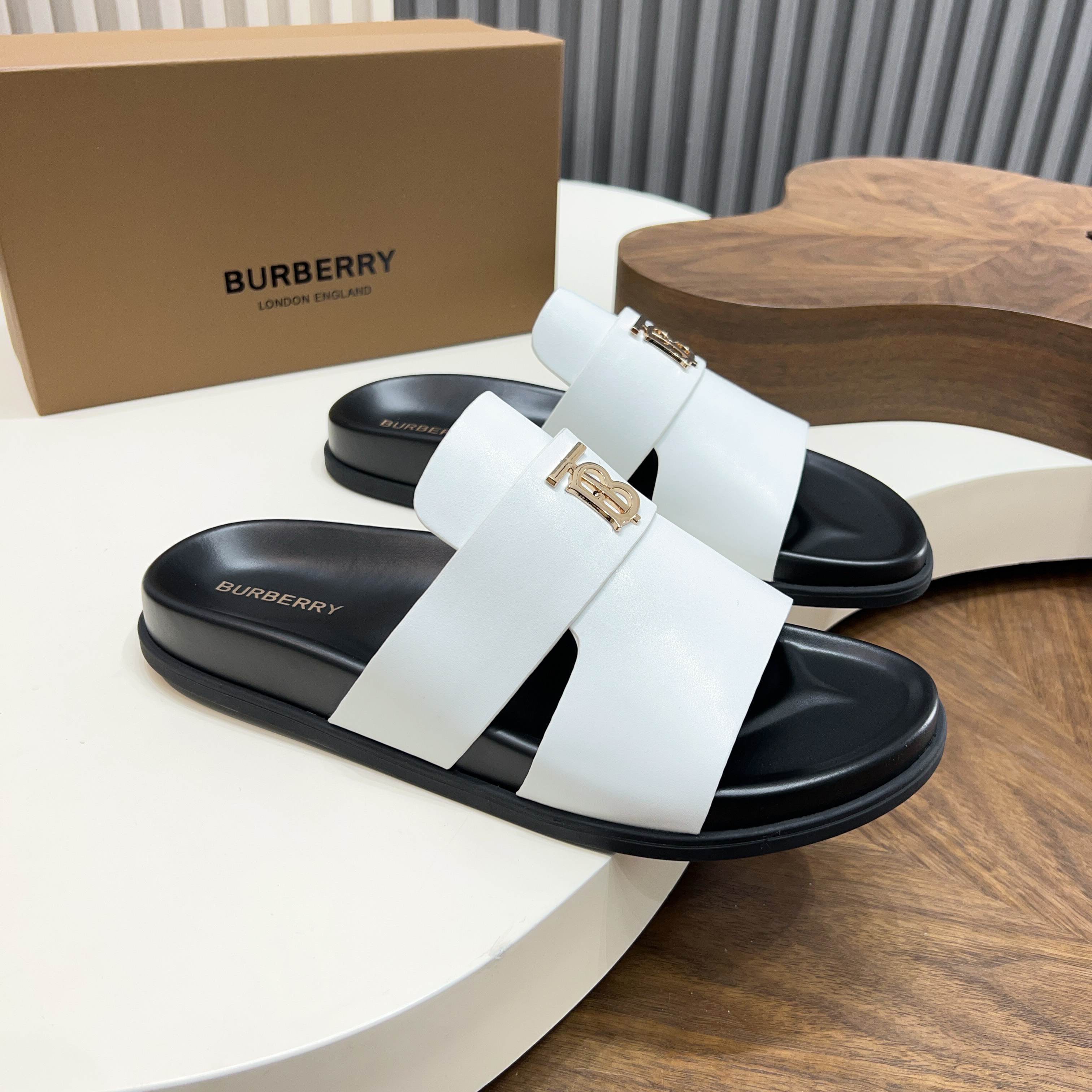 버버리(Burberry) TB 메탈 로고 크로스 레더 샌들 슬리퍼 신발