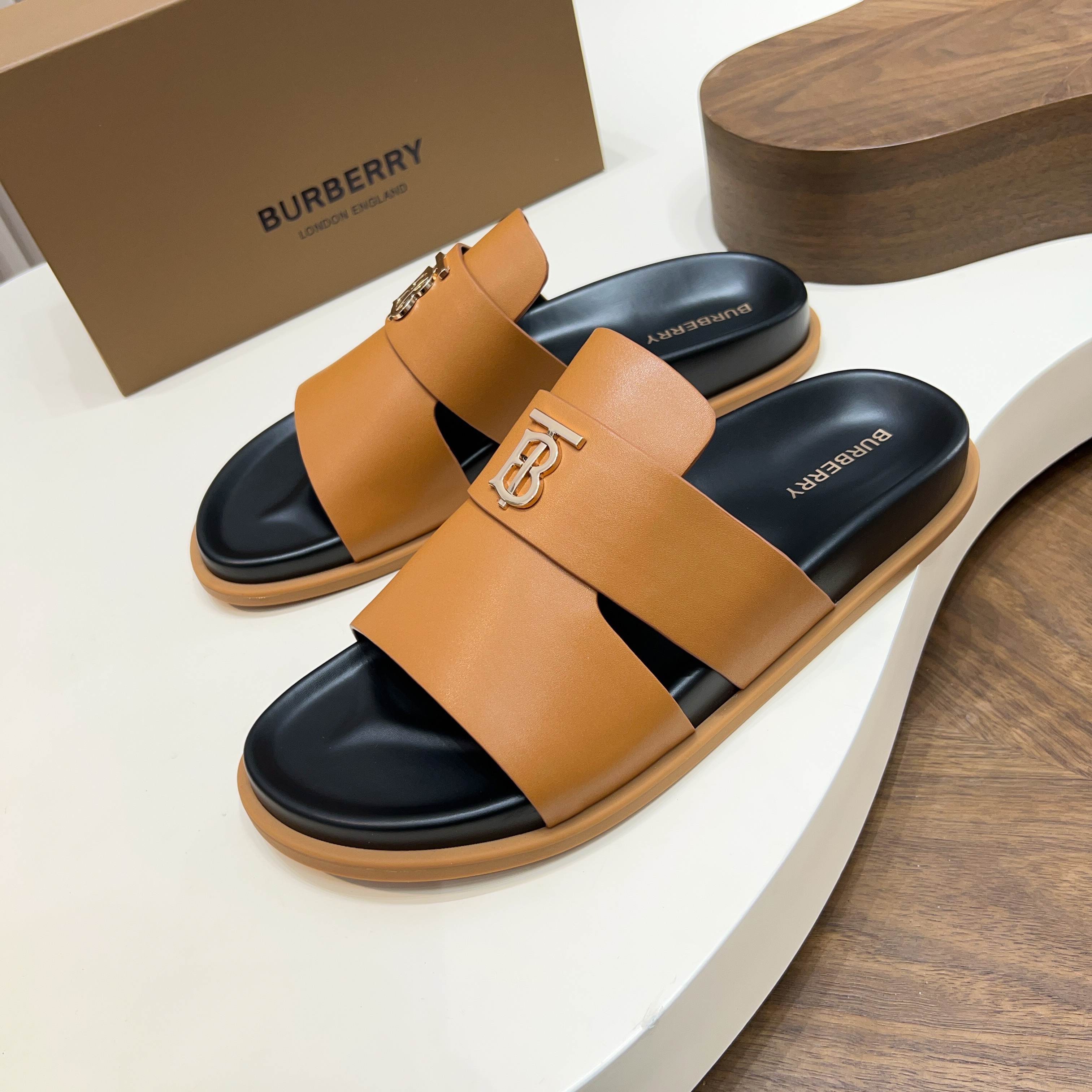 버버리(Burberry) TB 메탈 로고 크로스 레더 샌들 슬리퍼 신발