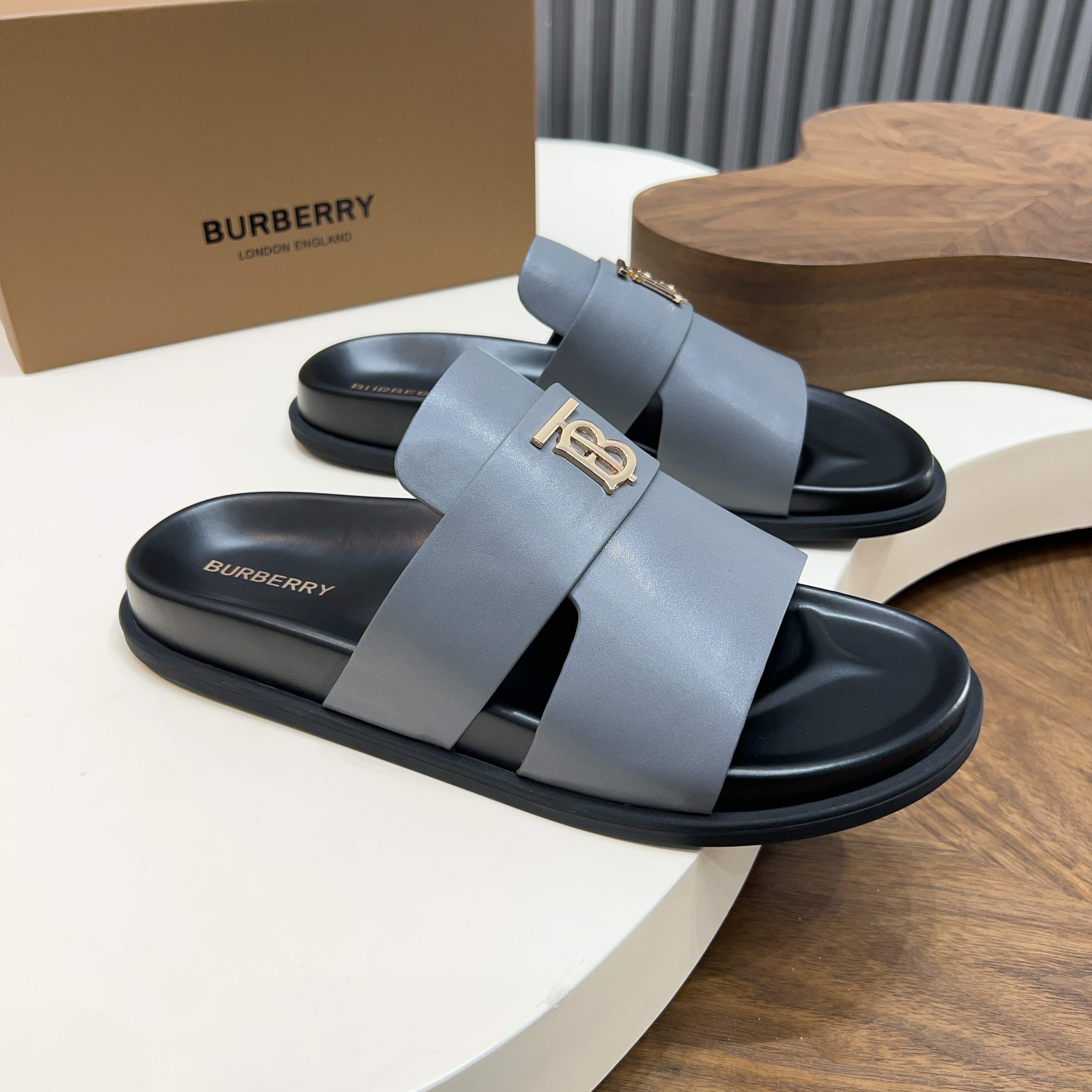 버버리(Burberry) TB 메탈 로고 크로스 레더 샌들 슬리퍼 신발
