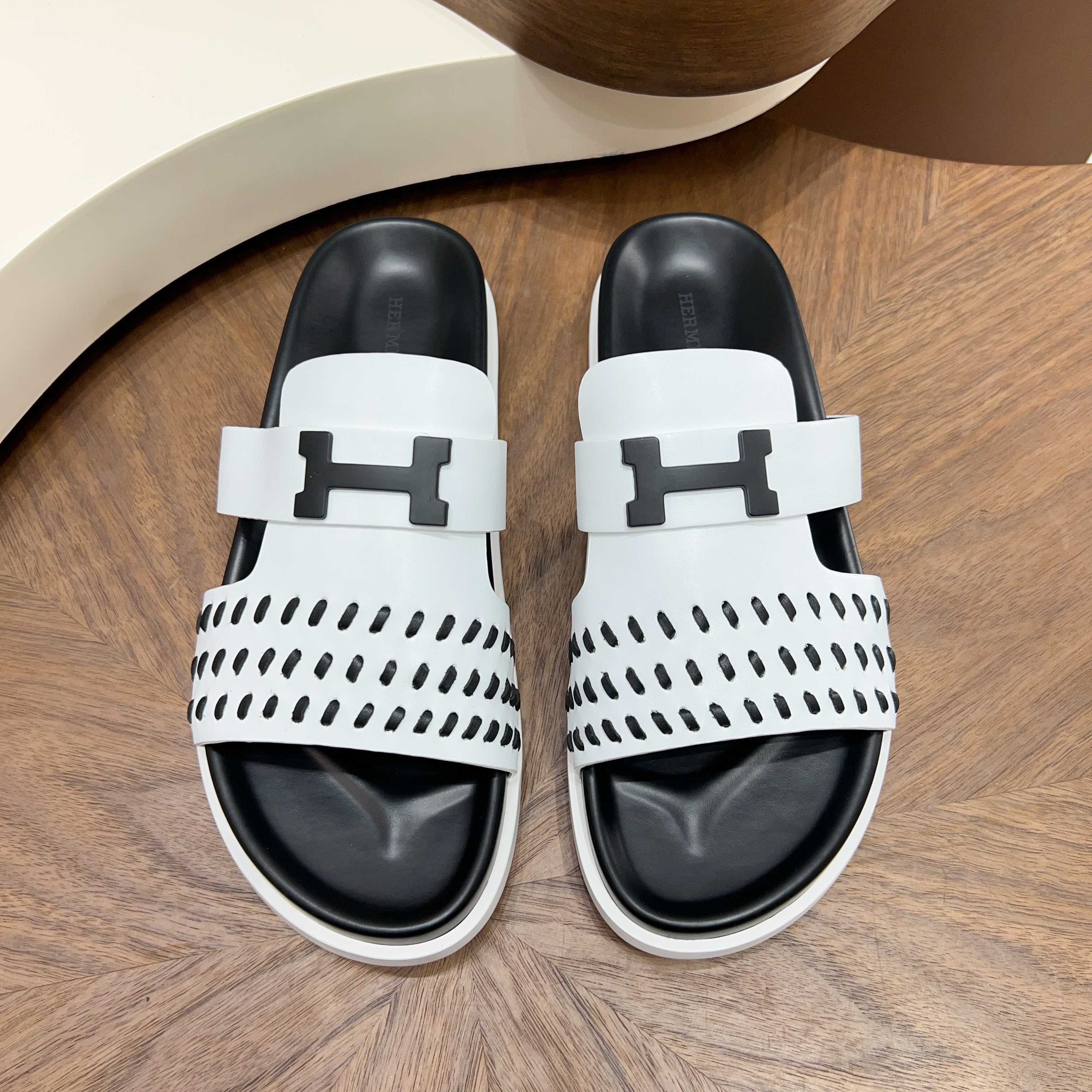 에르메스(Hermes) 수공예 가죽 스트랩 H-버클 샌들 슬리퍼 신발