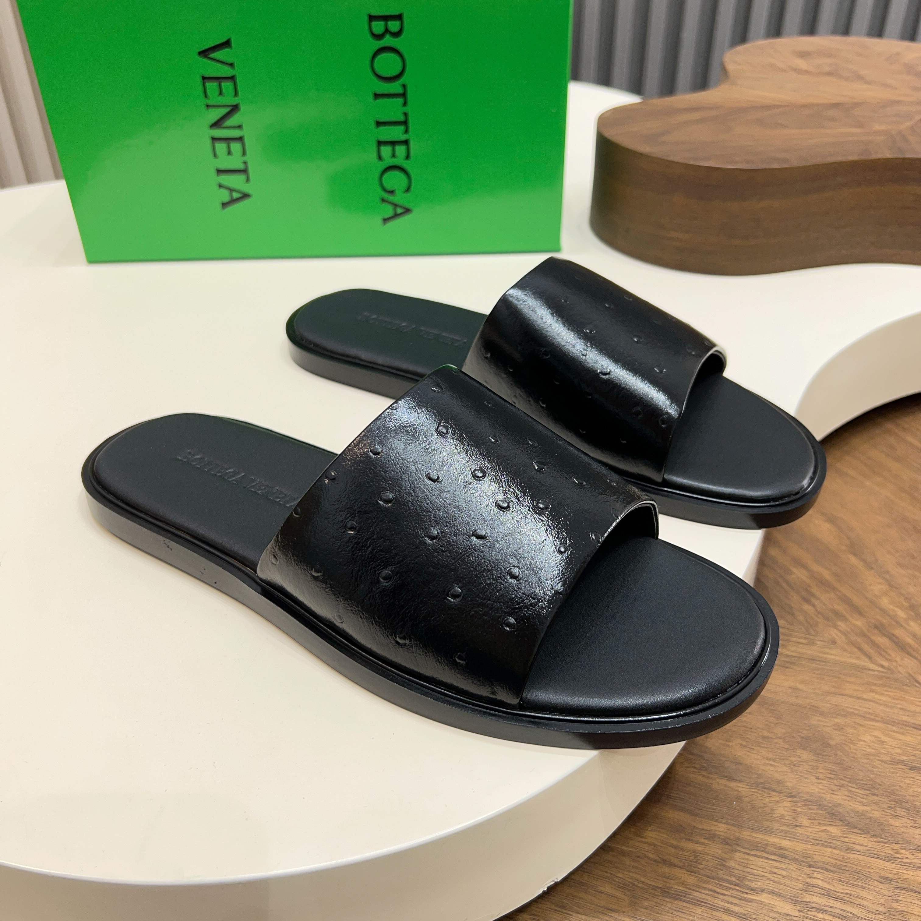 BOTTEGA VENETA BV 보테가 베네타 엠보 카프스킨 와이드 슬라이드 슬리퍼 샌들 신발