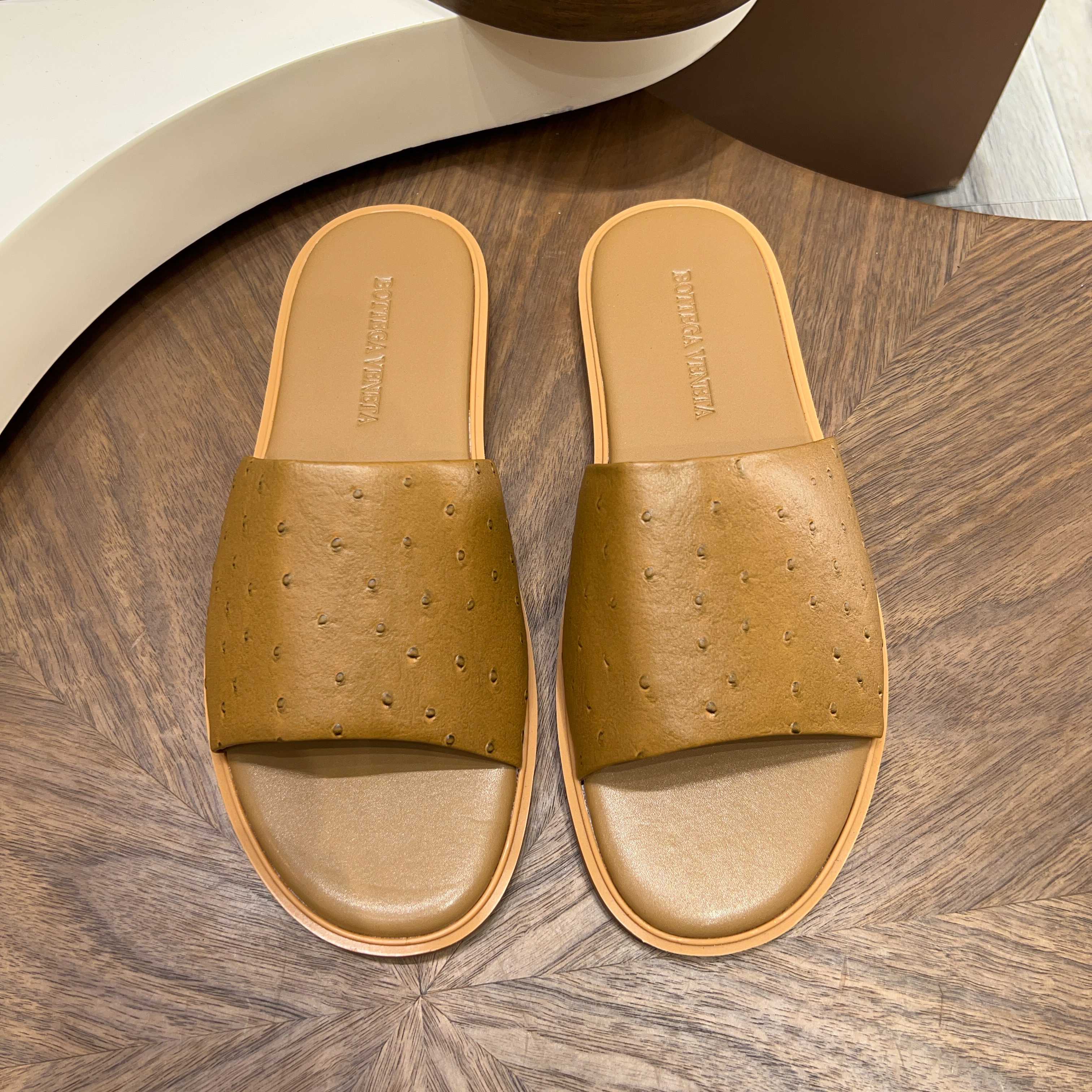 BOTTEGA VENETA BV 보테가 베네타 엠보 카프스킨 와이드 슬라이드 슬리퍼 샌들 신발