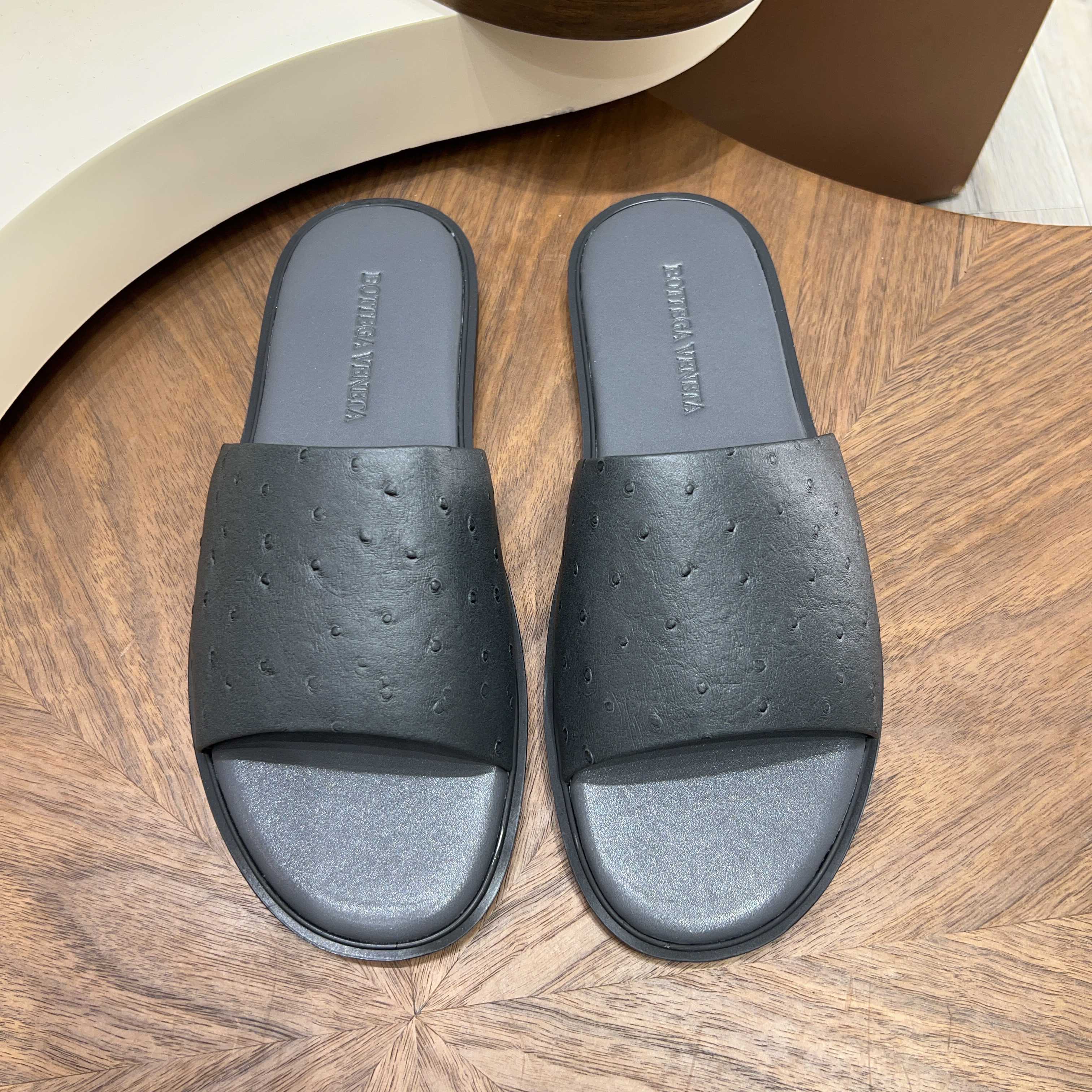 BOTTEGA VENETA BV 보테가 베네타 엠보 카프스킨 와이드 슬라이드 슬리퍼 샌들 신발