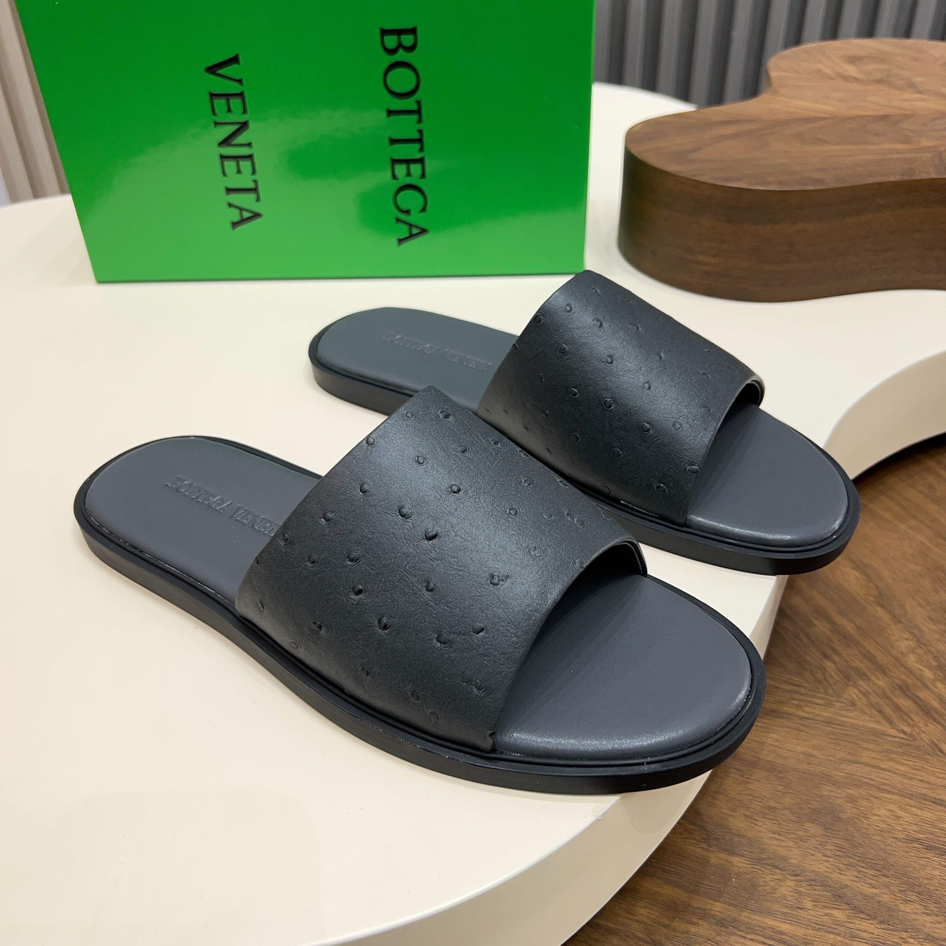 BOTTEGA VENETA BV 보테가 베네타 엠보 카프스킨 와이드 슬라이드 슬리퍼 샌들 신발