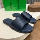 BOTTEGA VENETA BV 보테가 베네타 엠보 카프스킨 와이드 슬라이드 슬리퍼 샌들 신발