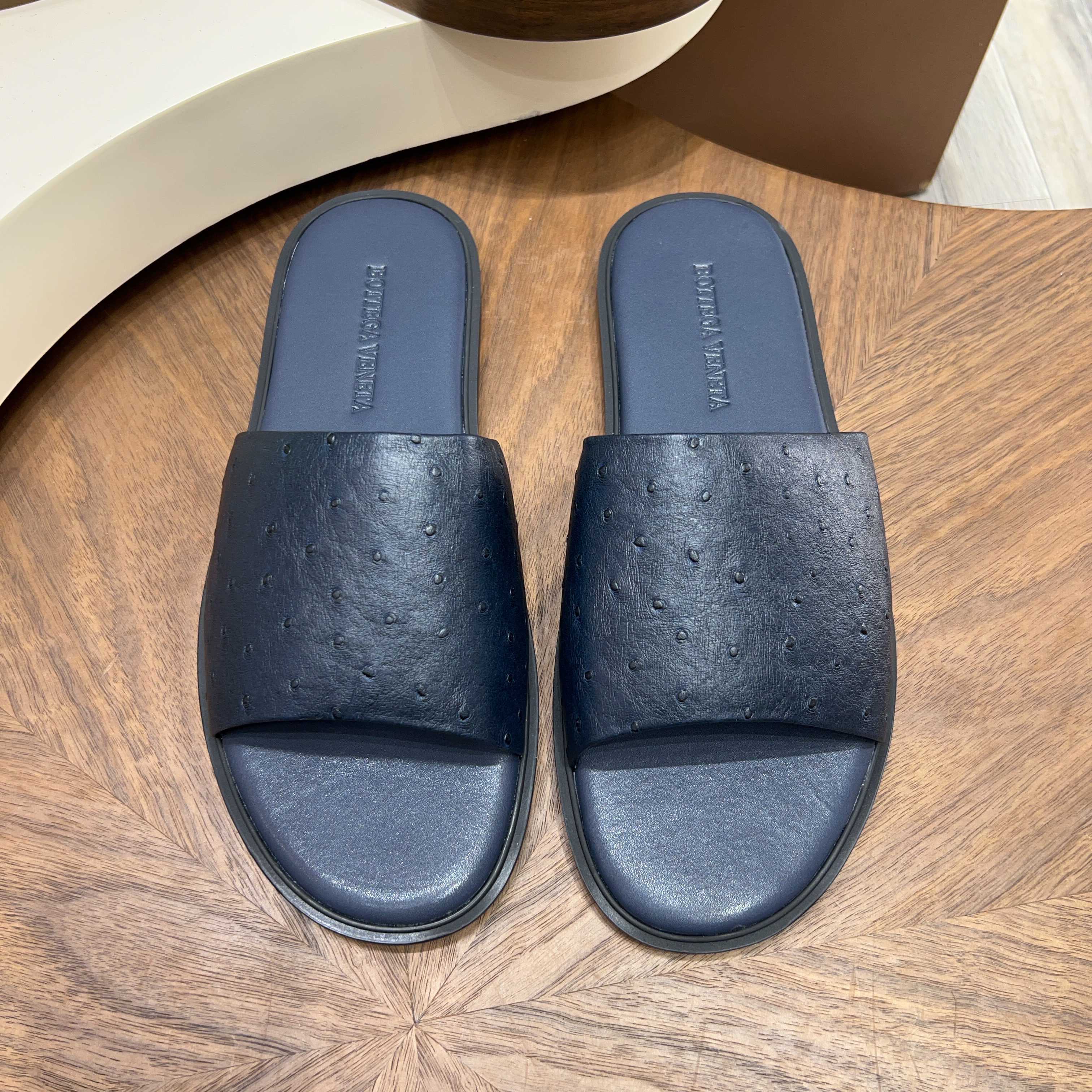 BOTTEGA VENETA BV 보테가 베네타 엠보 카프스킨 와이드 슬라이드 슬리퍼 샌들 신발