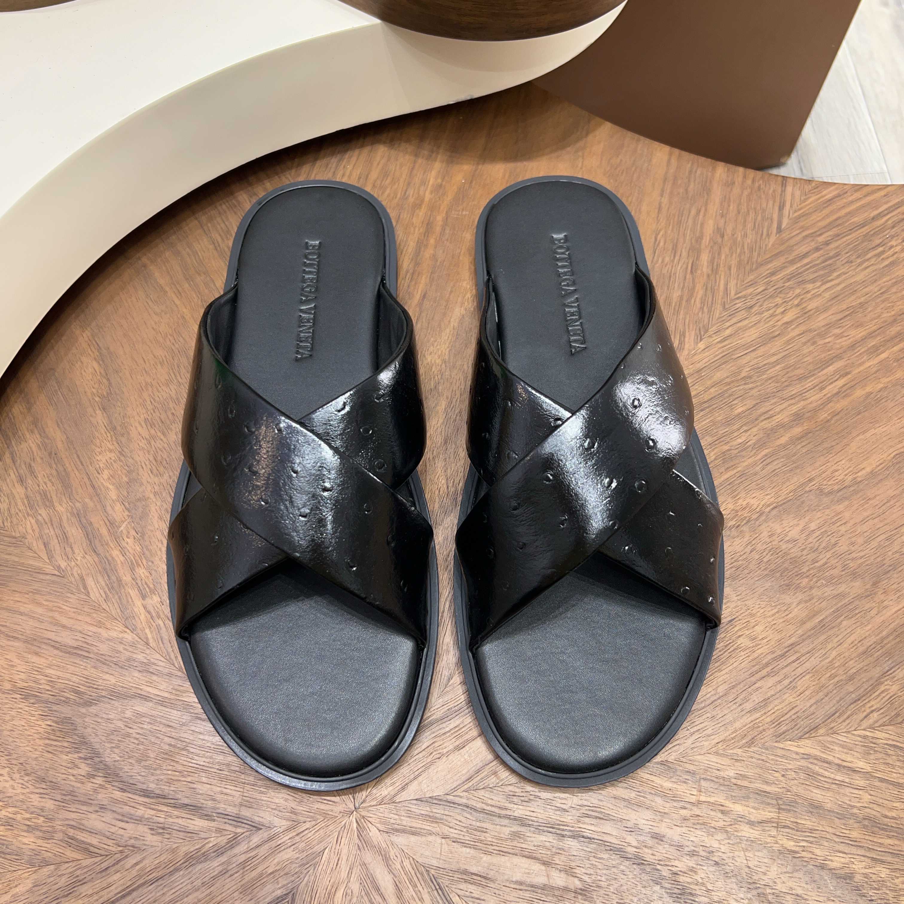 BOTTEGA VENETA BV 보테가 베네타 엠보 카프스킨 와이드 슬라이드 슬리퍼 샌들 신발