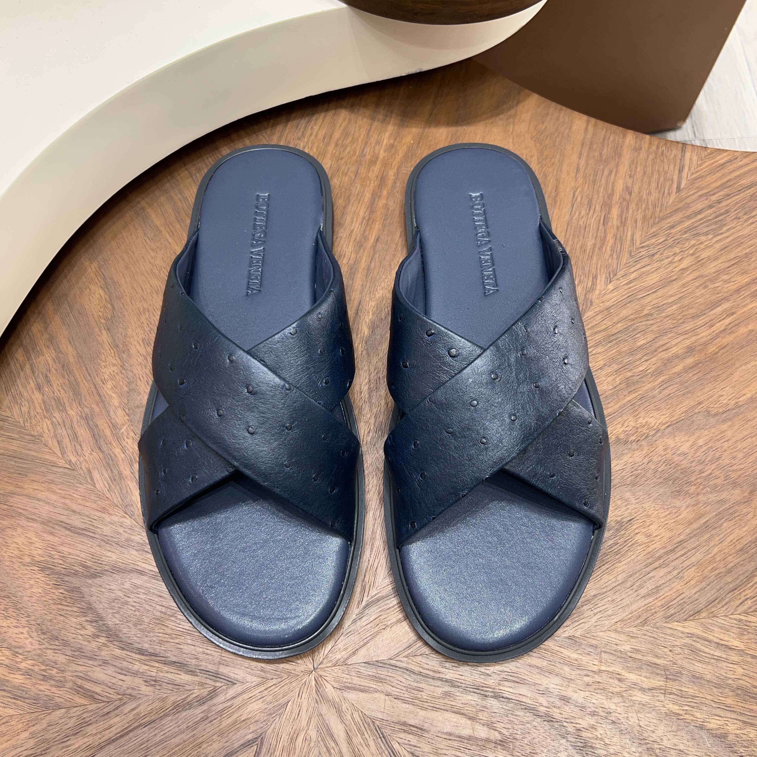 BOTTEGA VENETA BV 보테가 베네타 엠보 카프스킨 와이드 슬라이드 슬리퍼 샌들 신발