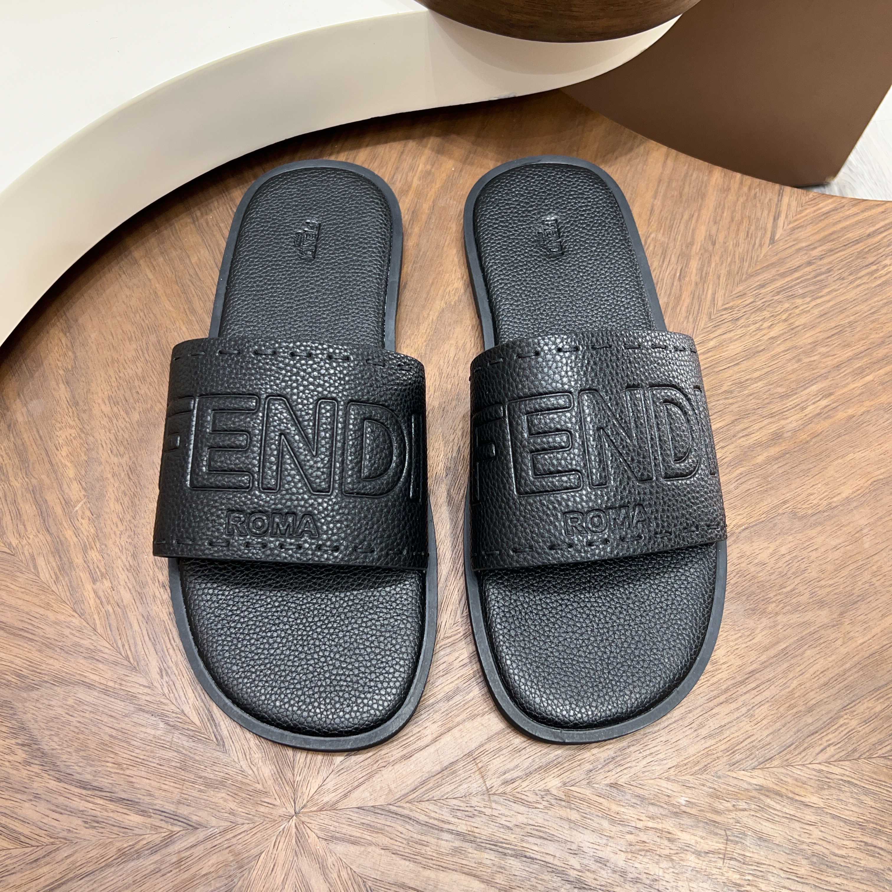 Fendi 펜디 시그니처 엠보싱 레더 샌들 슬리퍼 신발