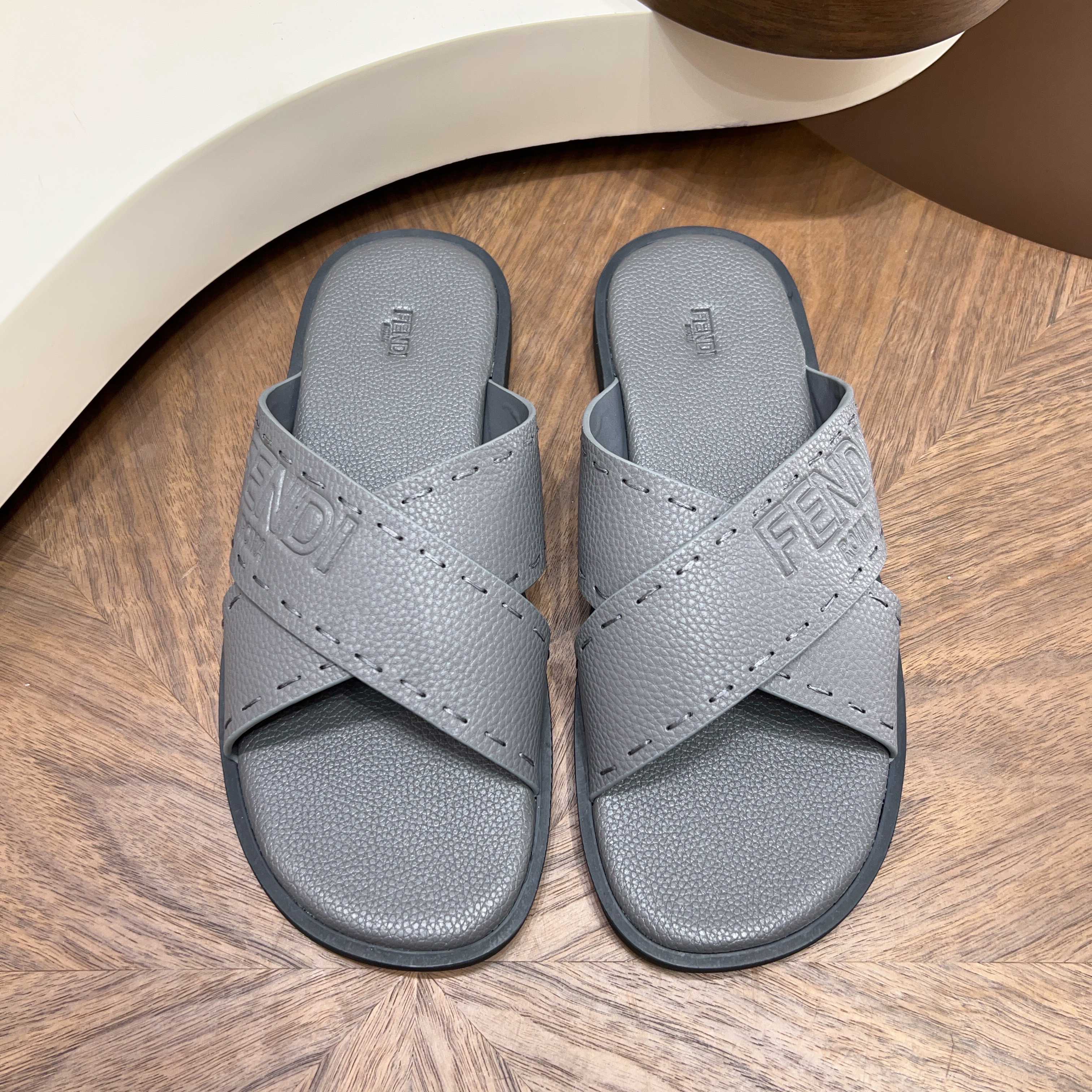 Fendi 펜디 시그니처 엠보싱 레더 샌들 슬리퍼 신발