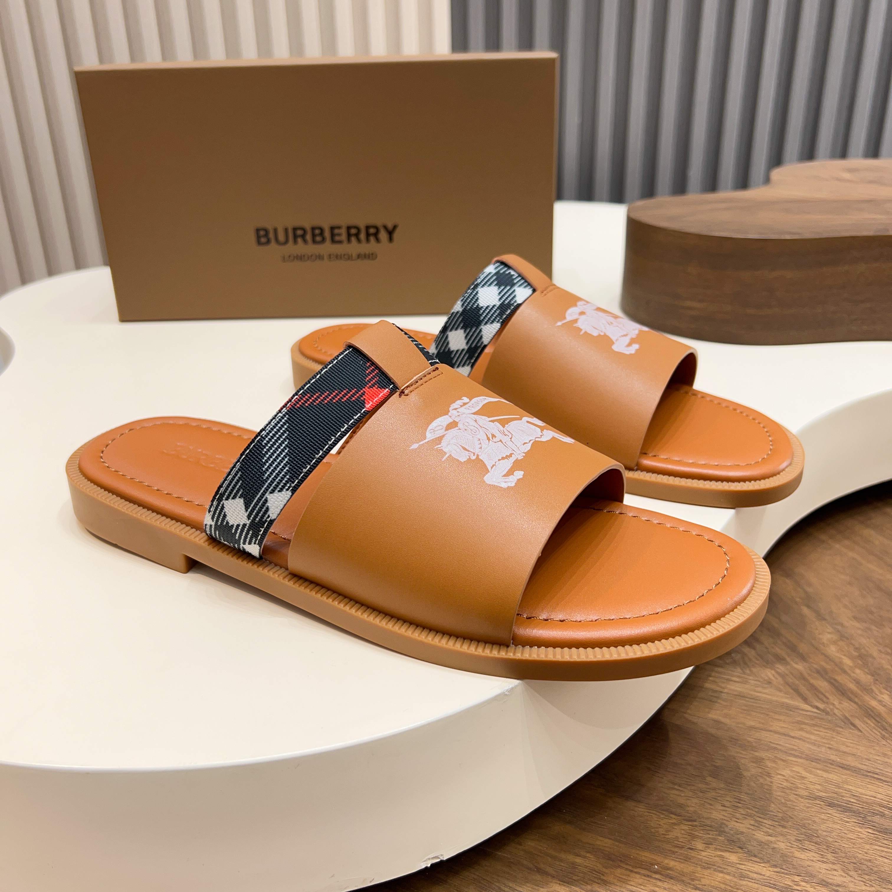 버버리(Burberry) TB 메탈 로고 크로스 레더 샌들 슬리퍼 신발