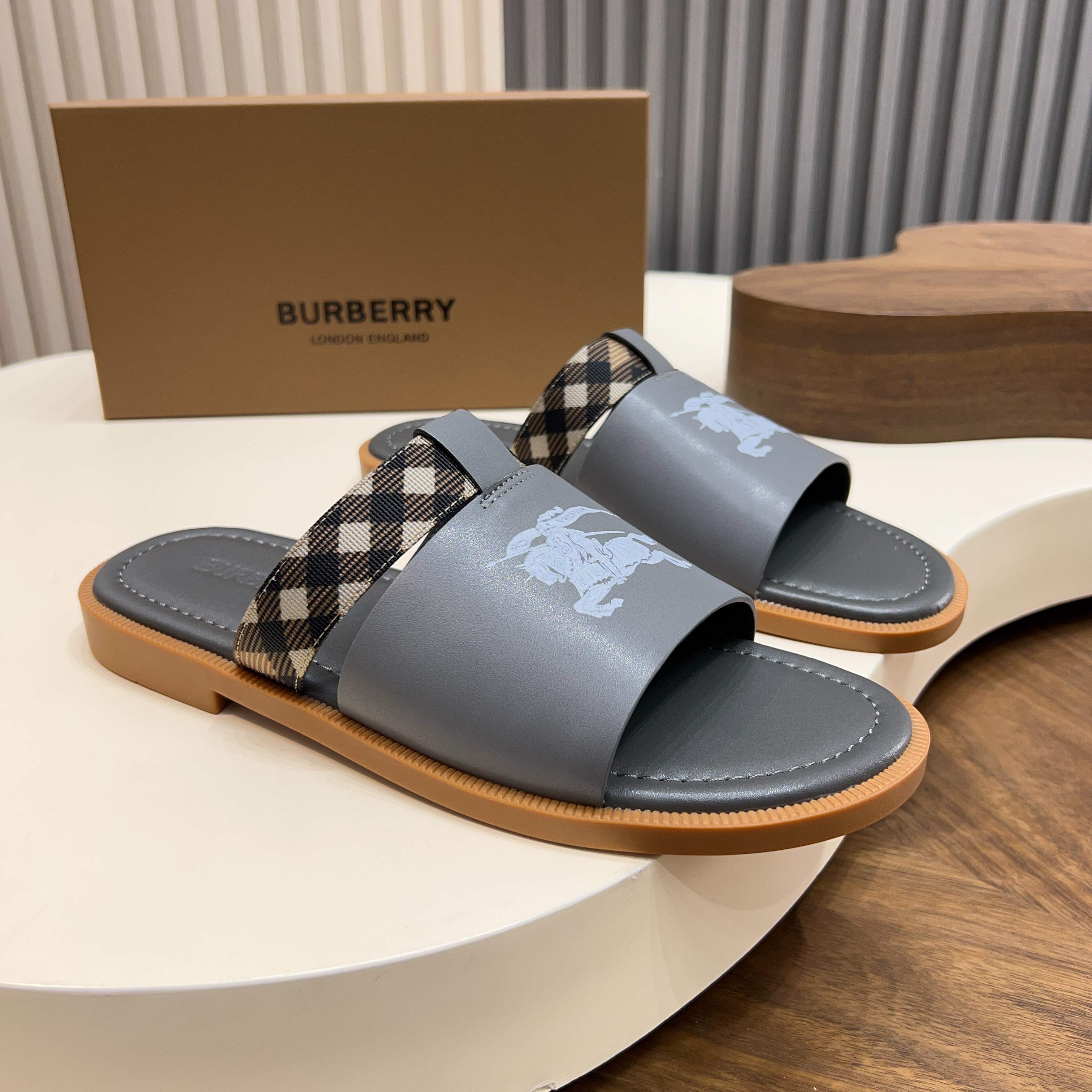 버버리(Burberry) TB 메탈 로고 크로스 레더 샌들 슬리퍼 신발