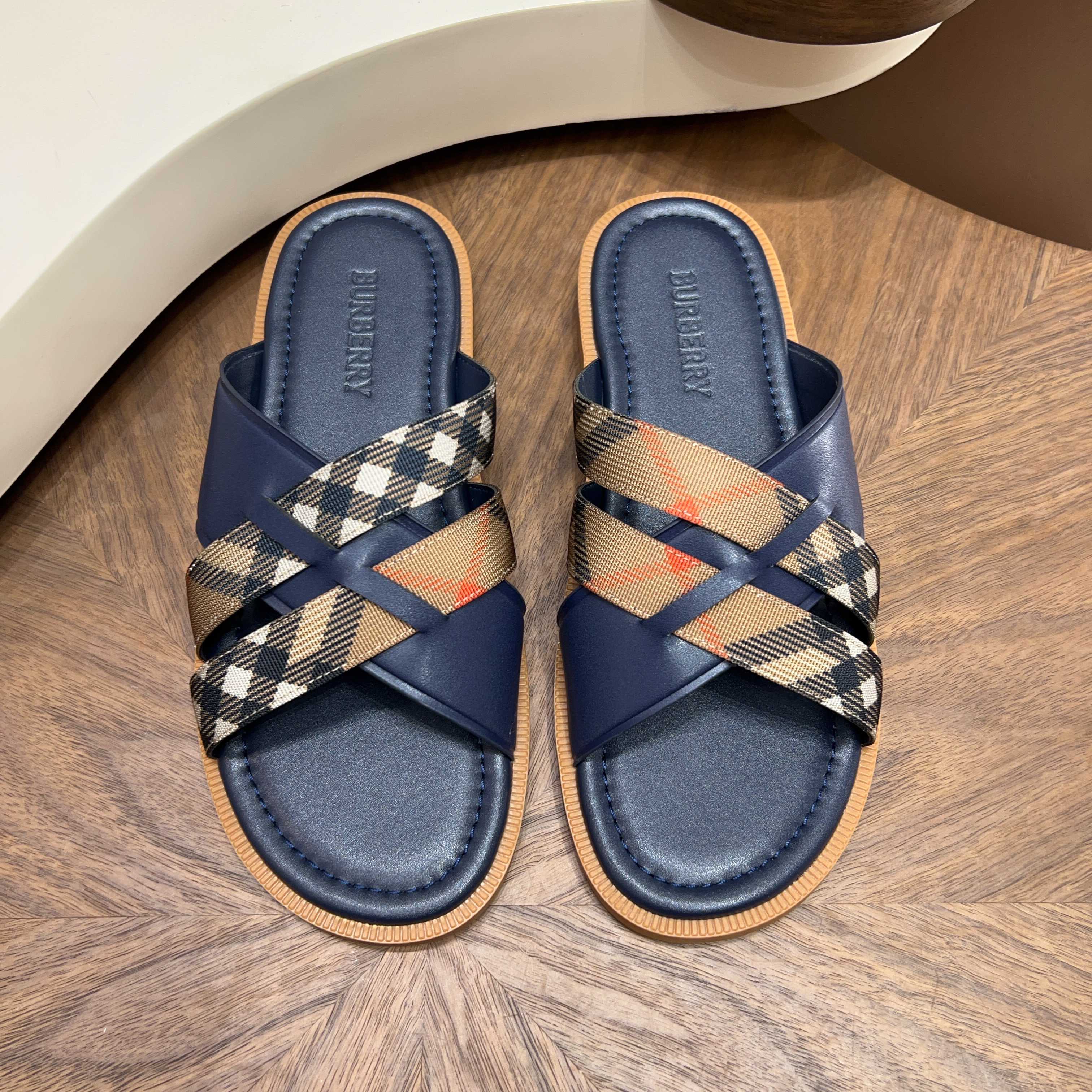 버버리(Burberry) TB 메탈 로고 크로스 레더 샌들 슬리퍼 신발