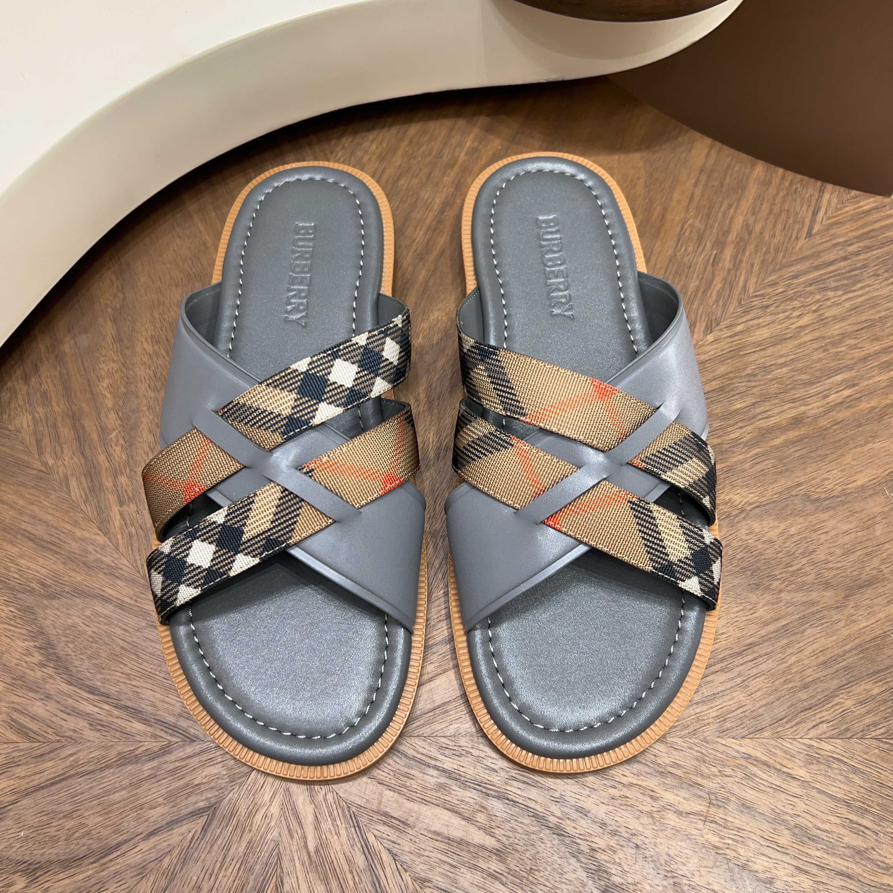 버버리(Burberry) TB 메탈 로고 크로스 레더 샌들 슬리퍼 신발