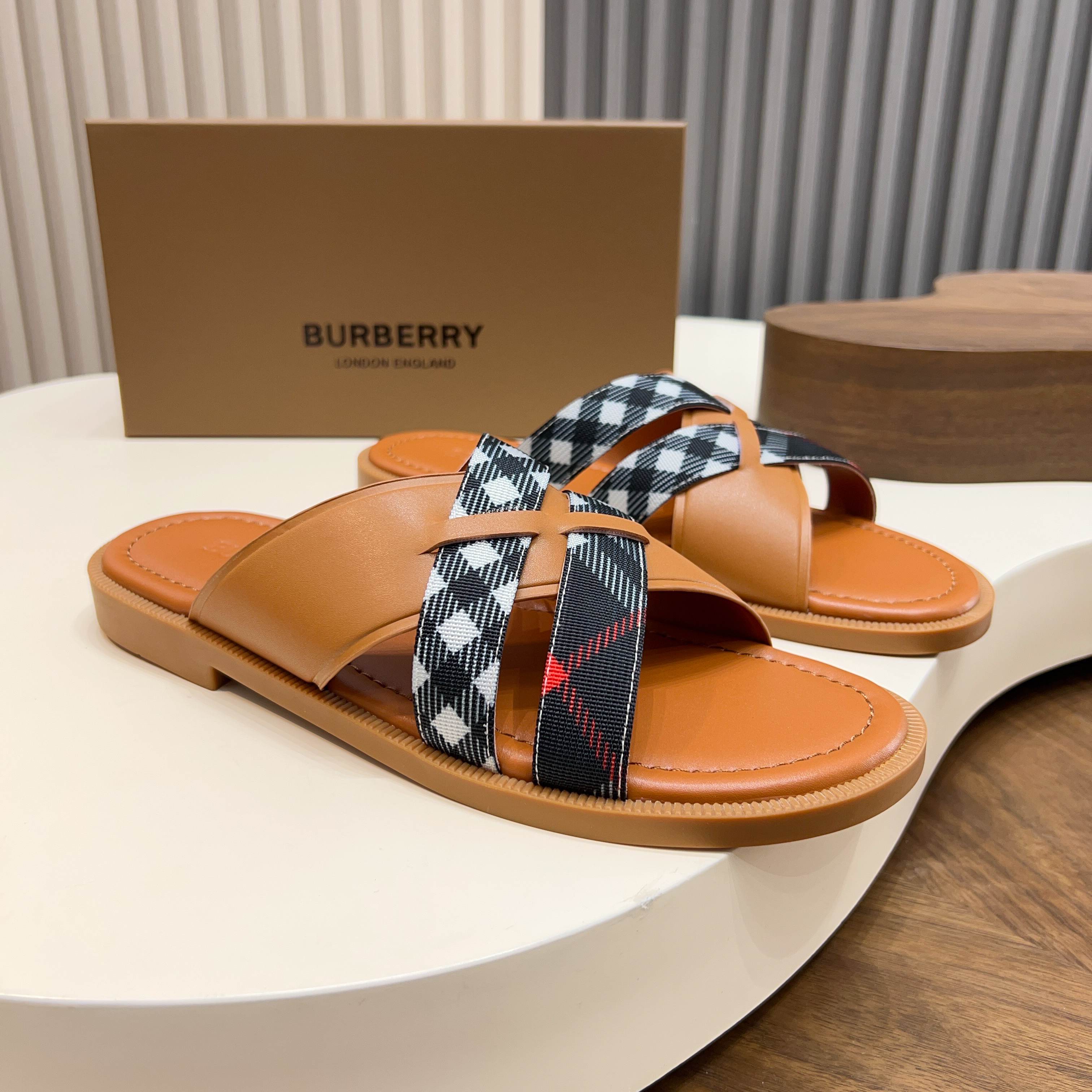 버버리(Burberry) TB 메탈 로고 크로스 레더 샌들 슬리퍼 신발