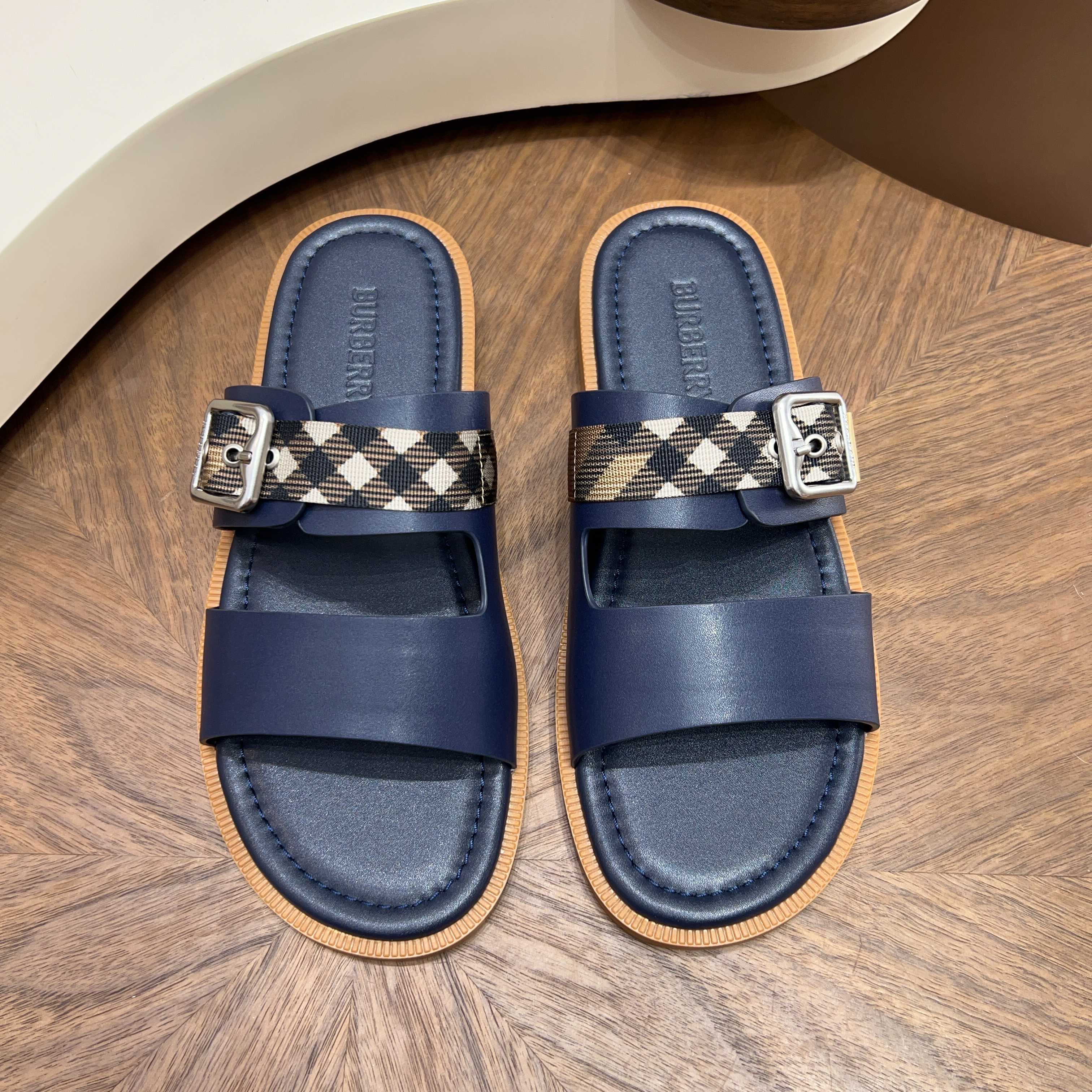 버버리(Burberry) TB 메탈 로고 크로스 레더 샌들 슬리퍼 신발