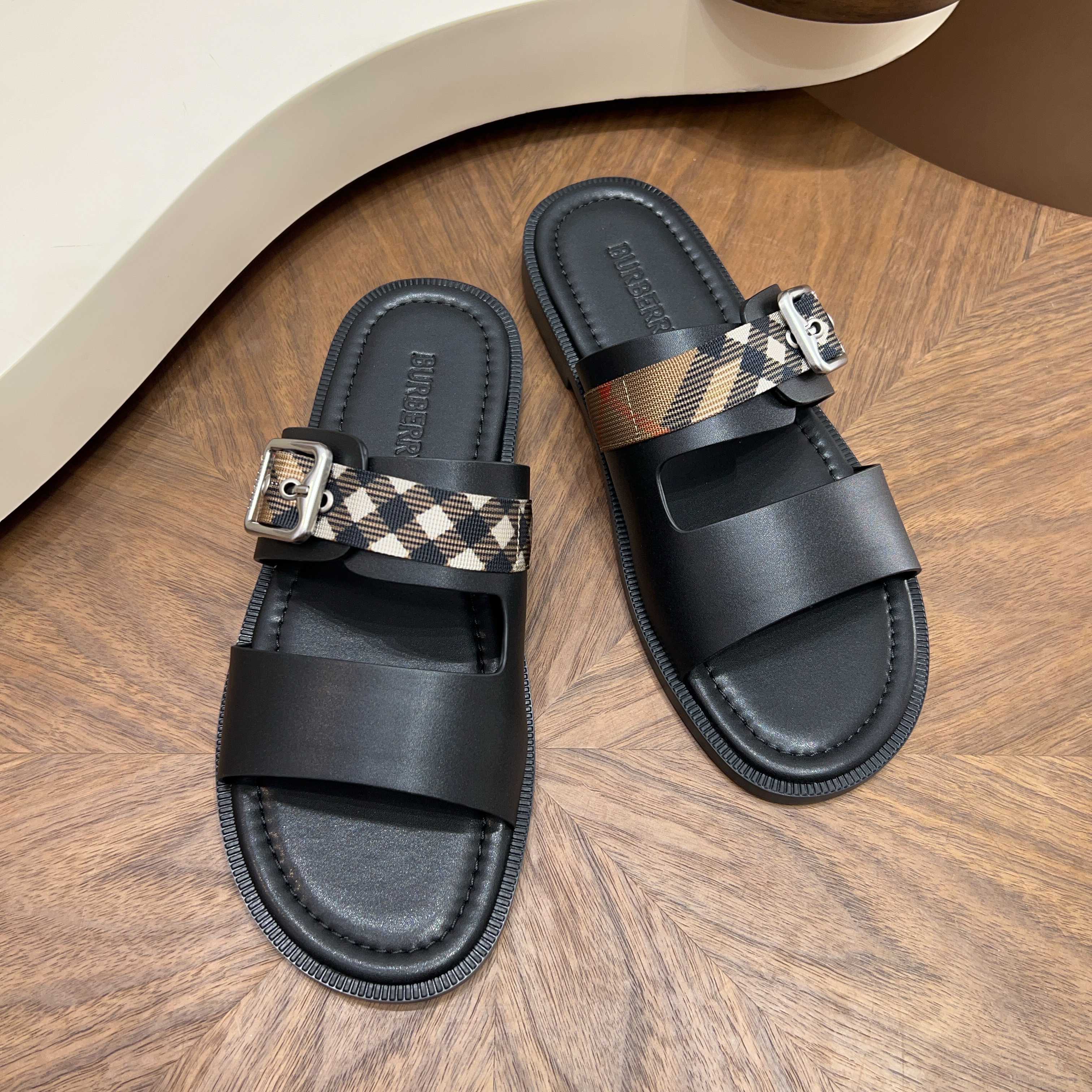 버버리(Burberry) TB 메탈 로고 크로스 레더 샌들 슬리퍼 신발