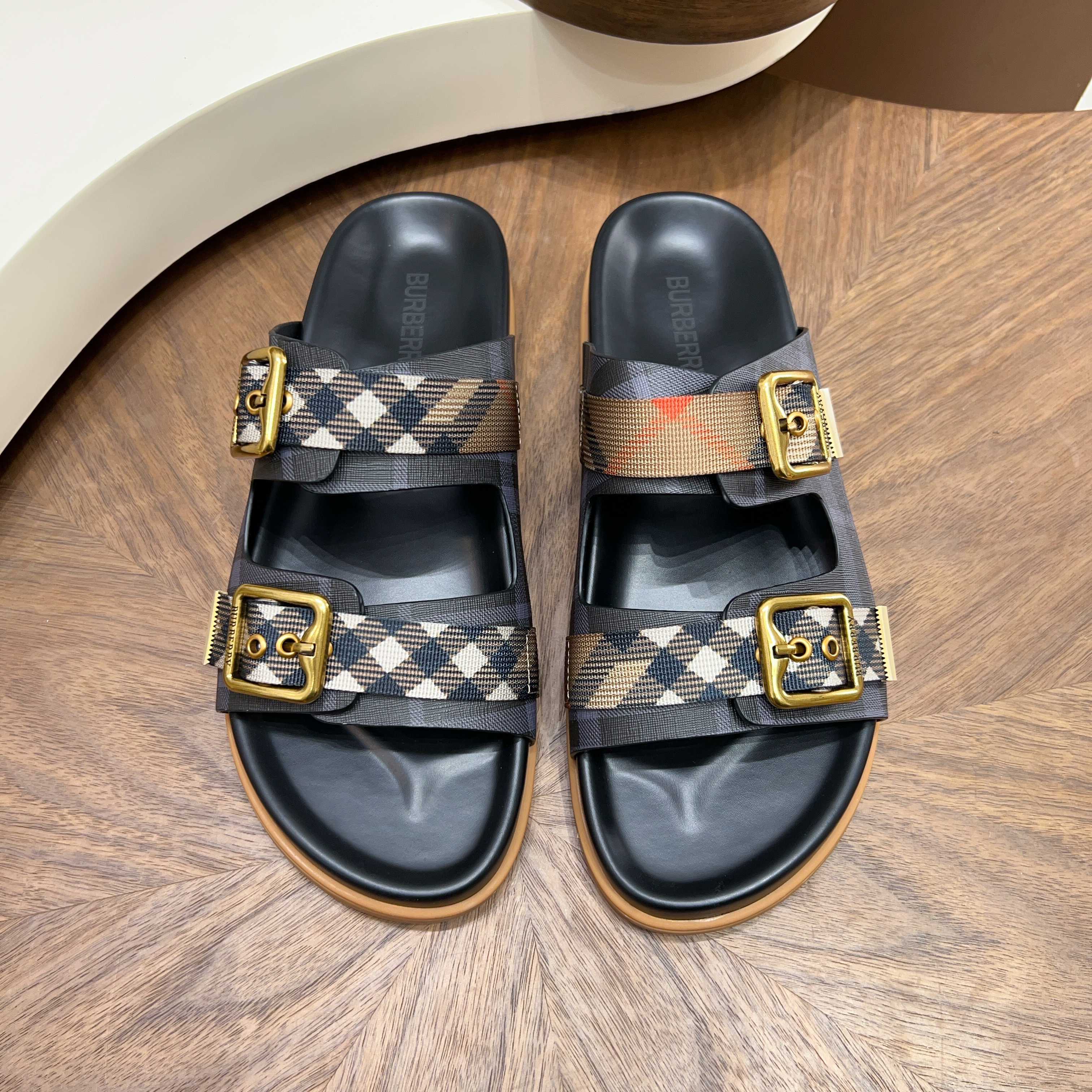 버버리(Burberry) TB 메탈 로고 크로스 레더 샌들 슬리퍼 신발