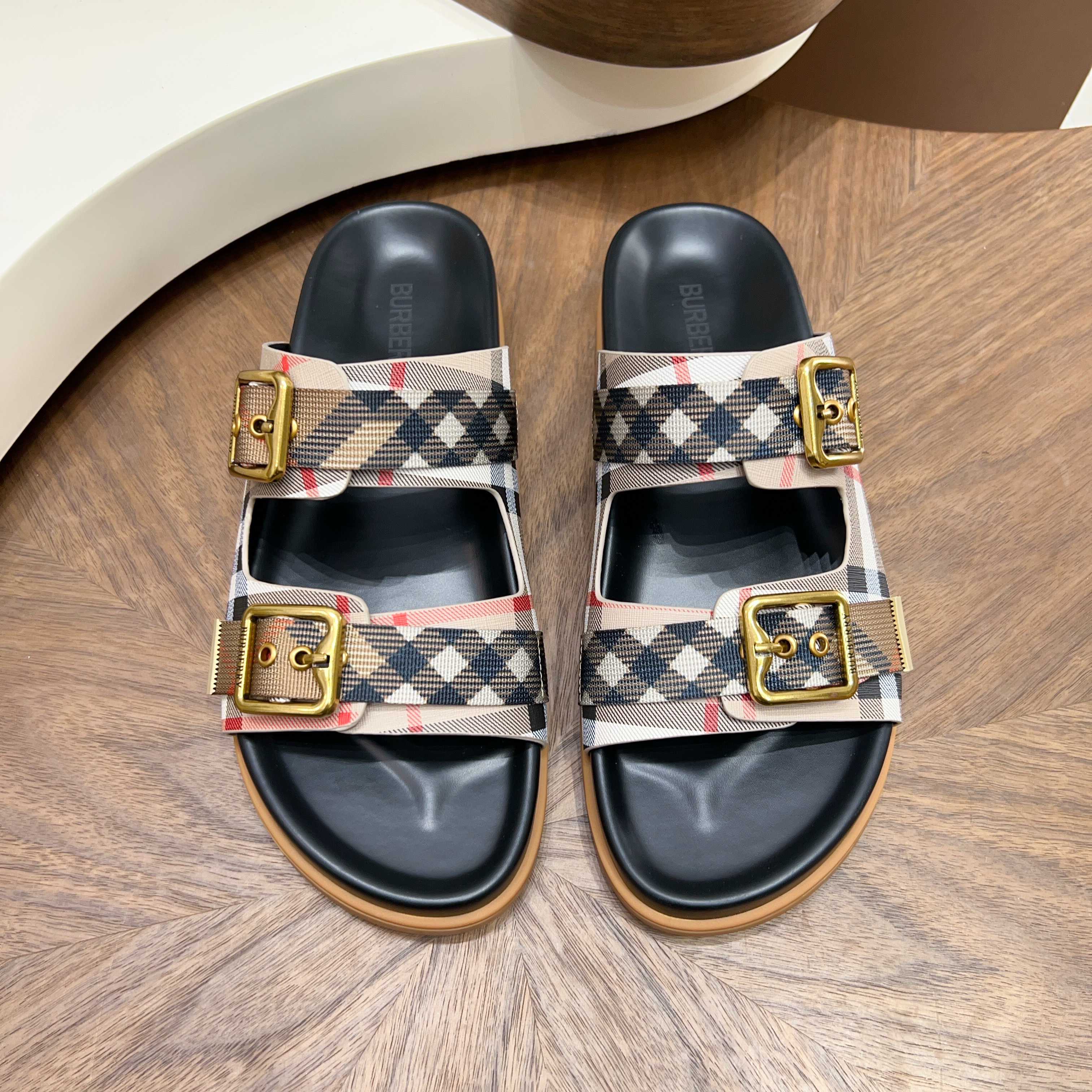 버버리(Burberry) TB 메탈 로고 크로스 레더 샌들 슬리퍼 신발