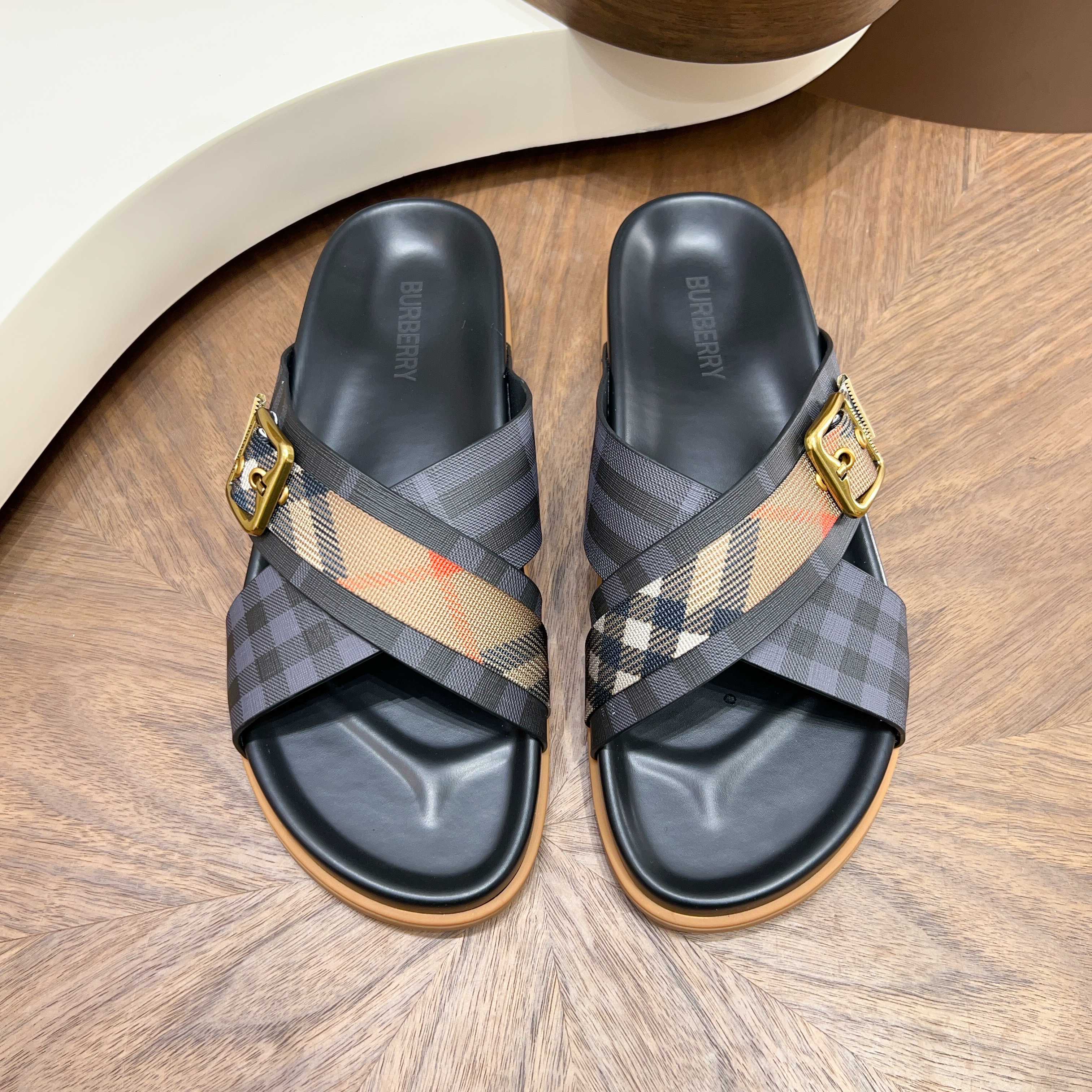 버버리(Burberry) TB 메탈 로고 크로스 레더 샌들 슬리퍼 신발