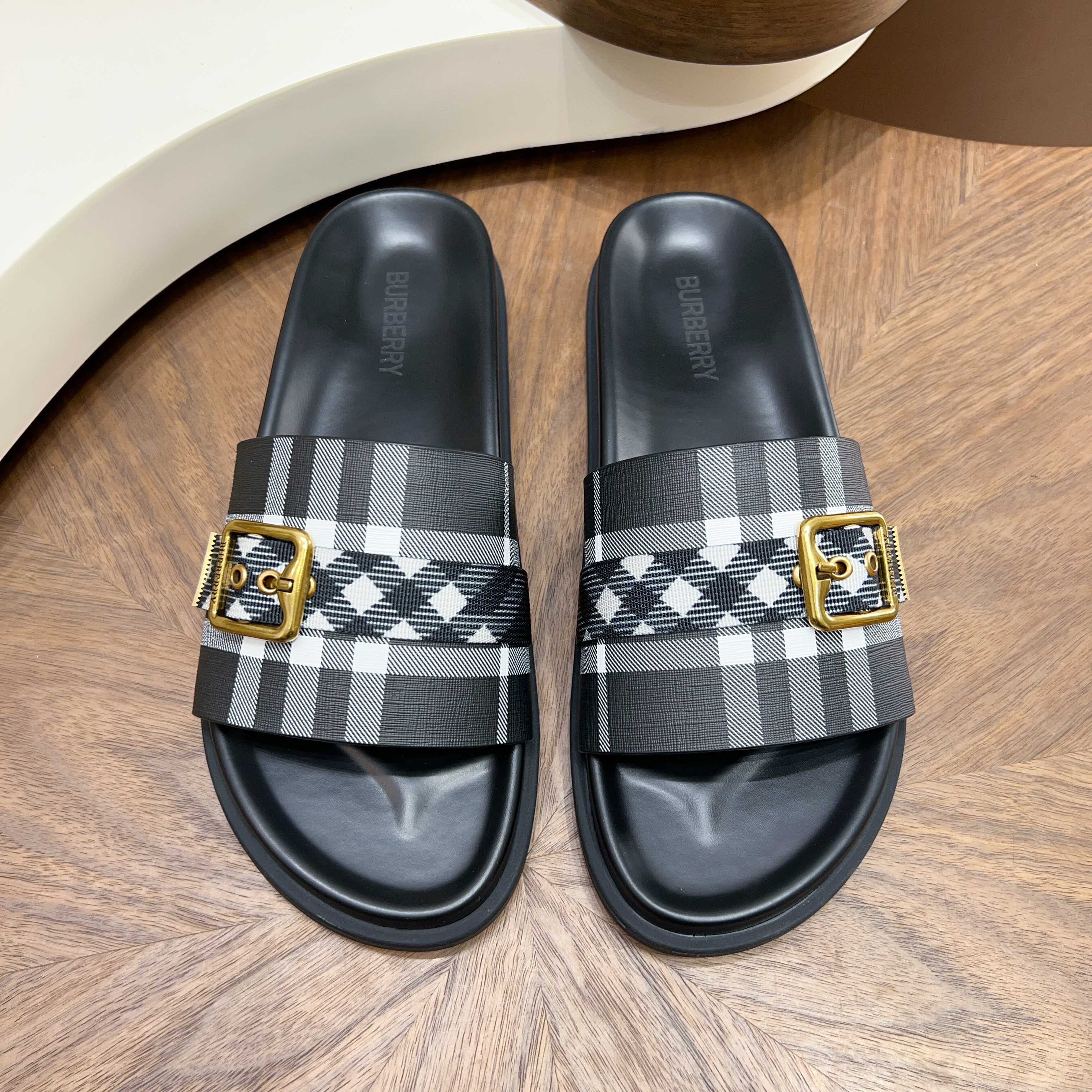 버버리(Burberry) TB 메탈 로고 크로스 레더 샌들 슬리퍼 신발