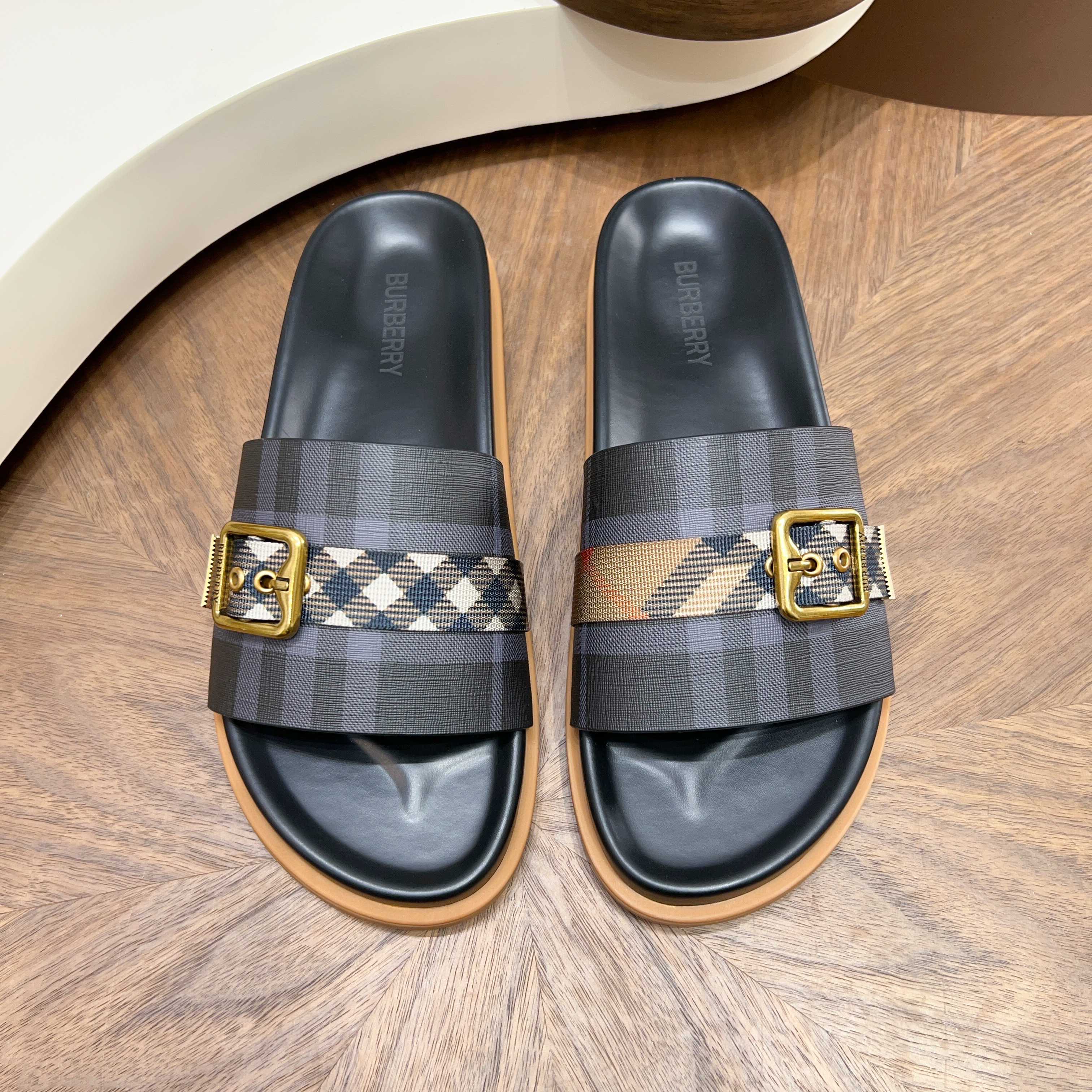 버버리(Burberry) TB 메탈 로고 크로스 레더 샌들 슬리퍼 신발