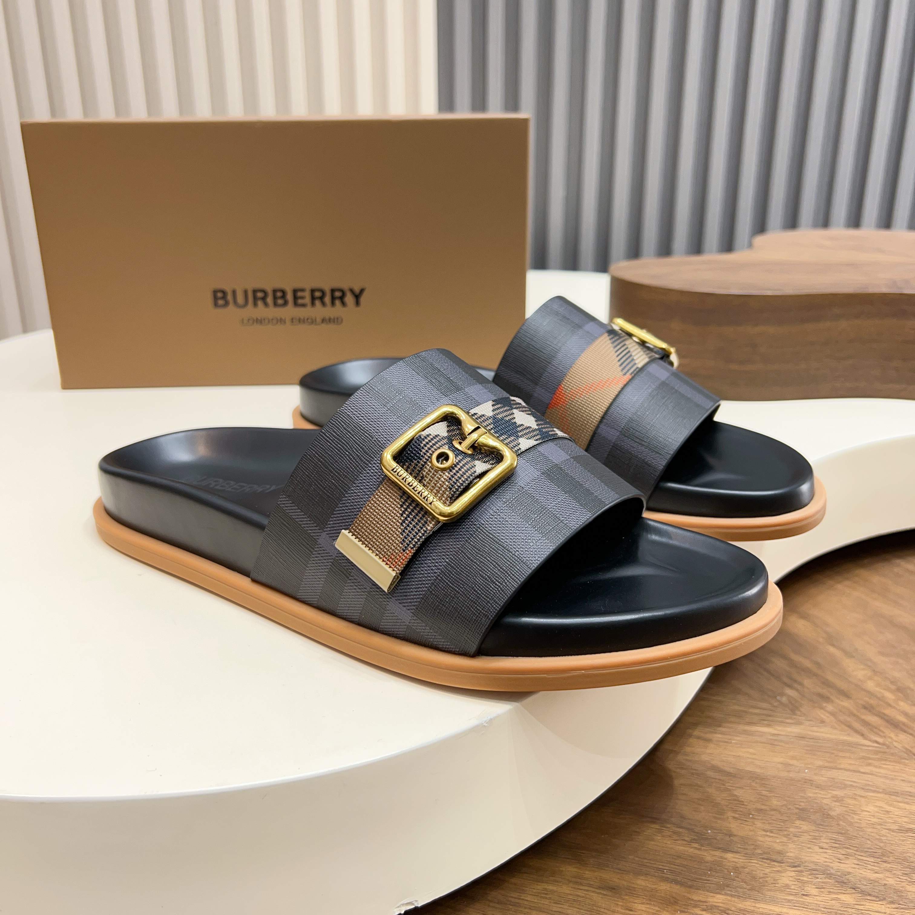 버버리(Burberry) TB 메탈 로고 크로스 레더 샌들 슬리퍼 신발