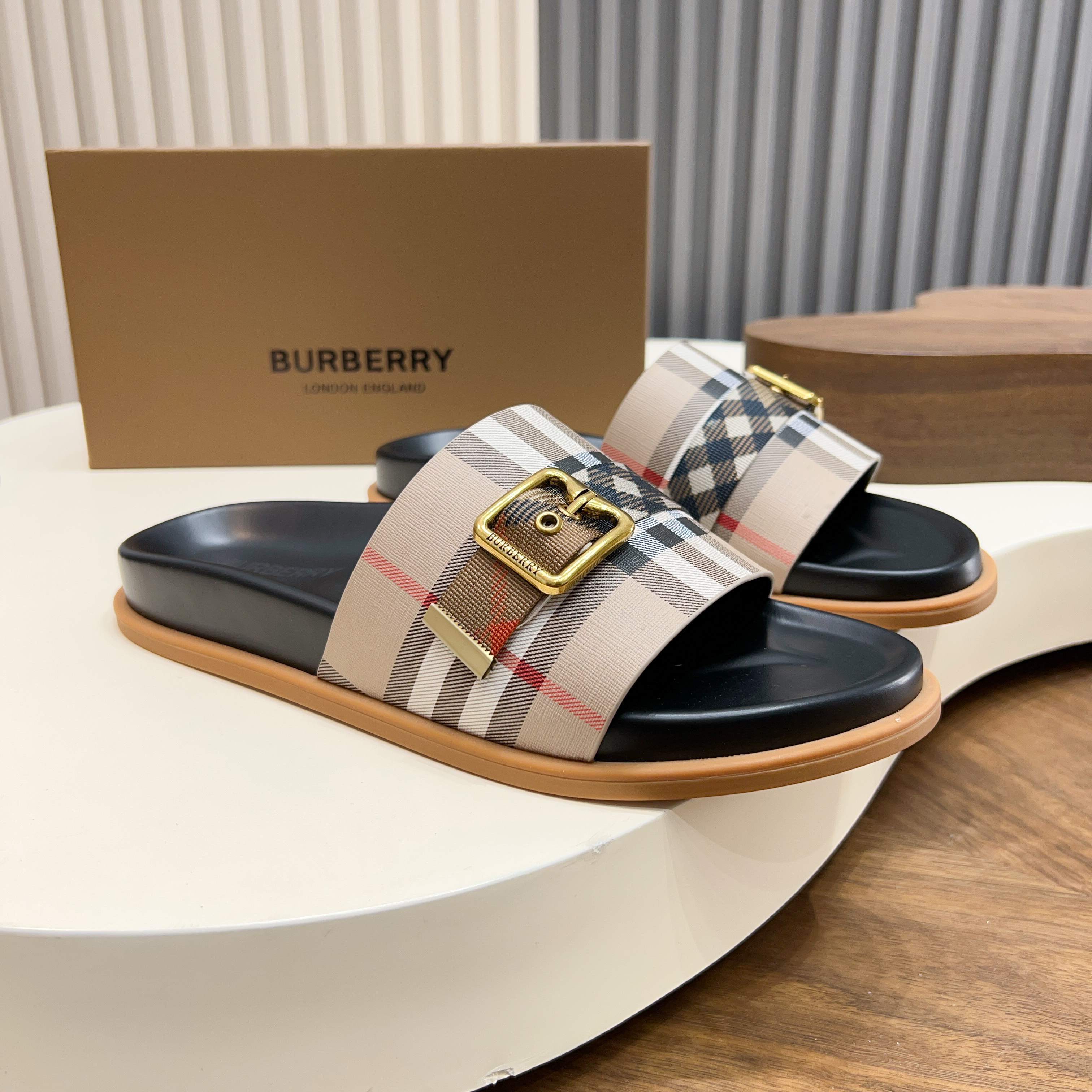 버버리(Burberry) TB 메탈 로고 크로스 레더 샌들 슬리퍼 신발