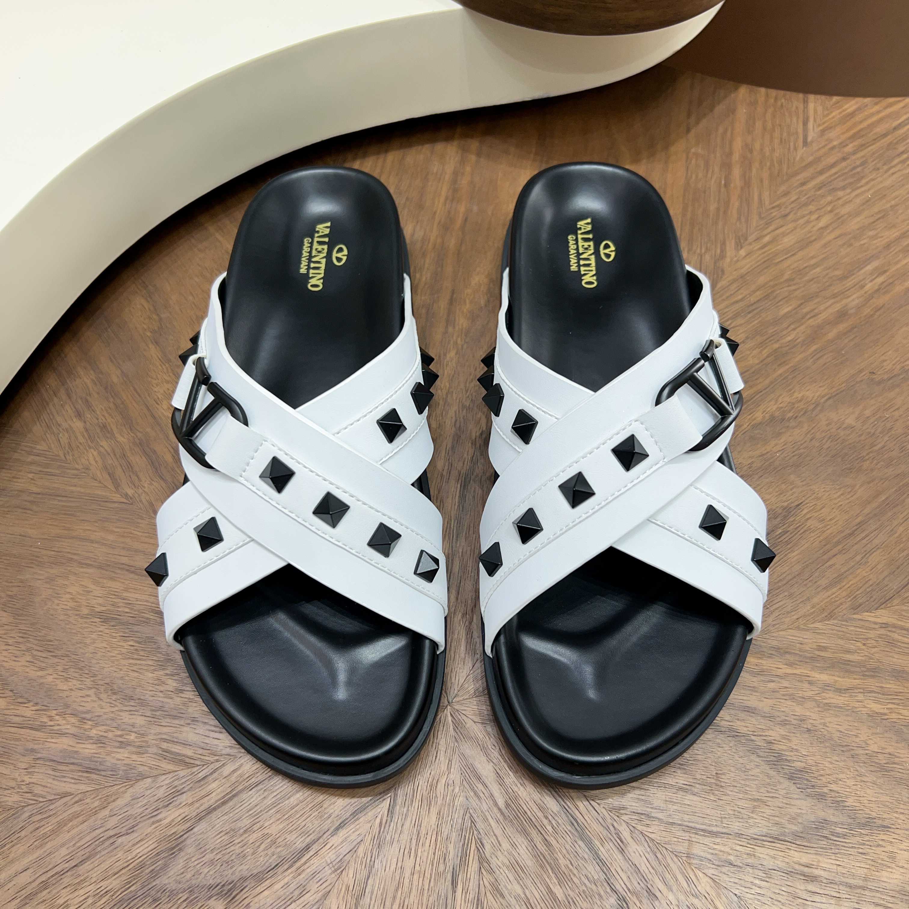 발렌티노(Valentino) 메탈 락스터드 포인트 레더 샌들 슬리퍼 신발