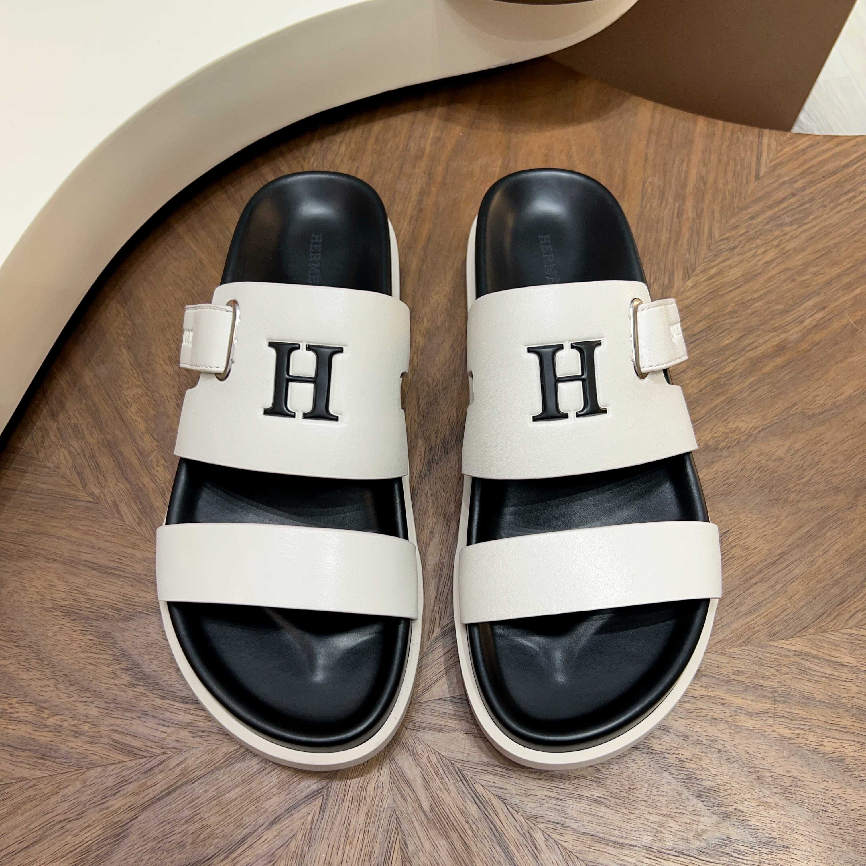 에르메스(Hermes) 메탈 장식 샌들 슬리퍼 신발