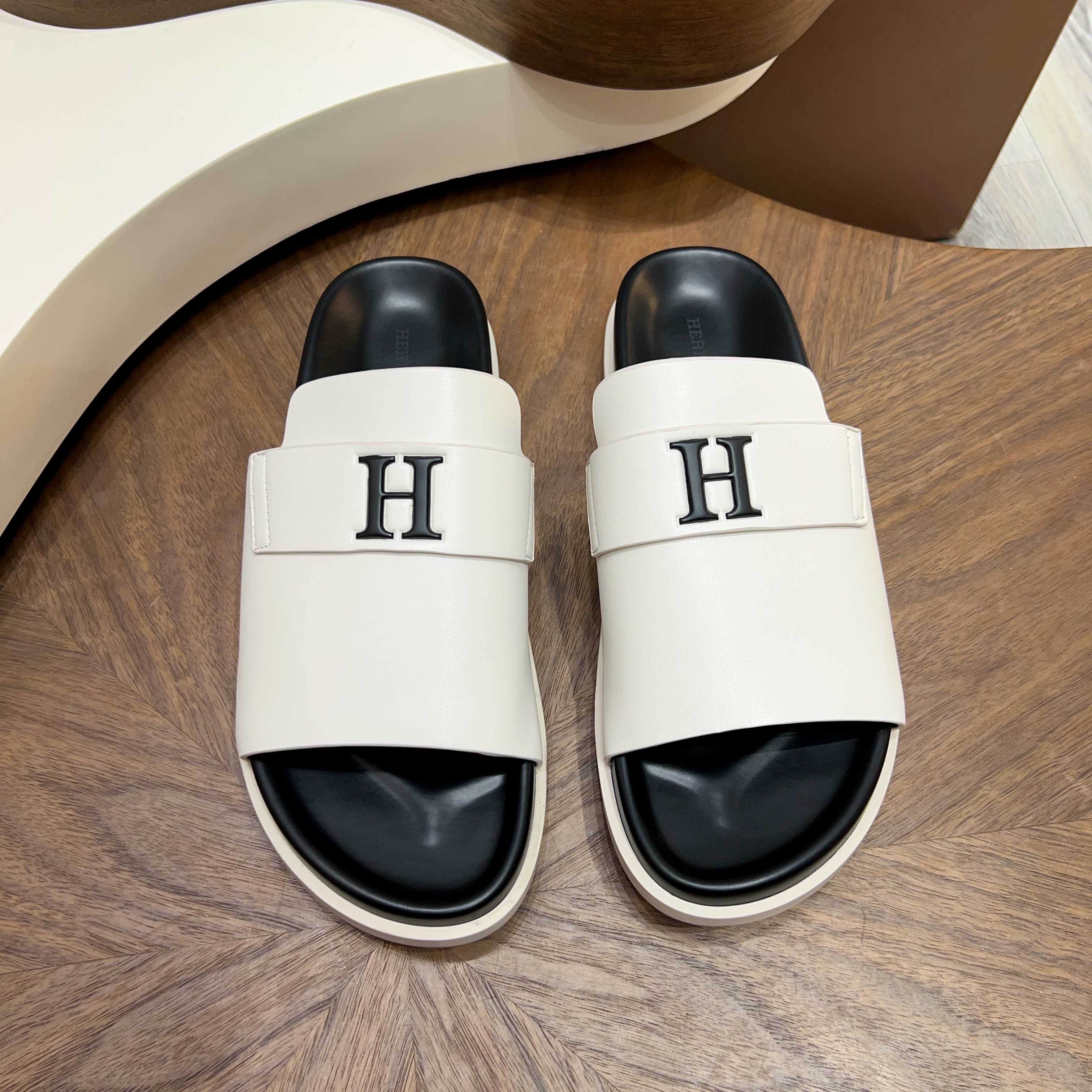 에르메스(Hermes) 메탈 장식 샌들 슬리퍼 신발