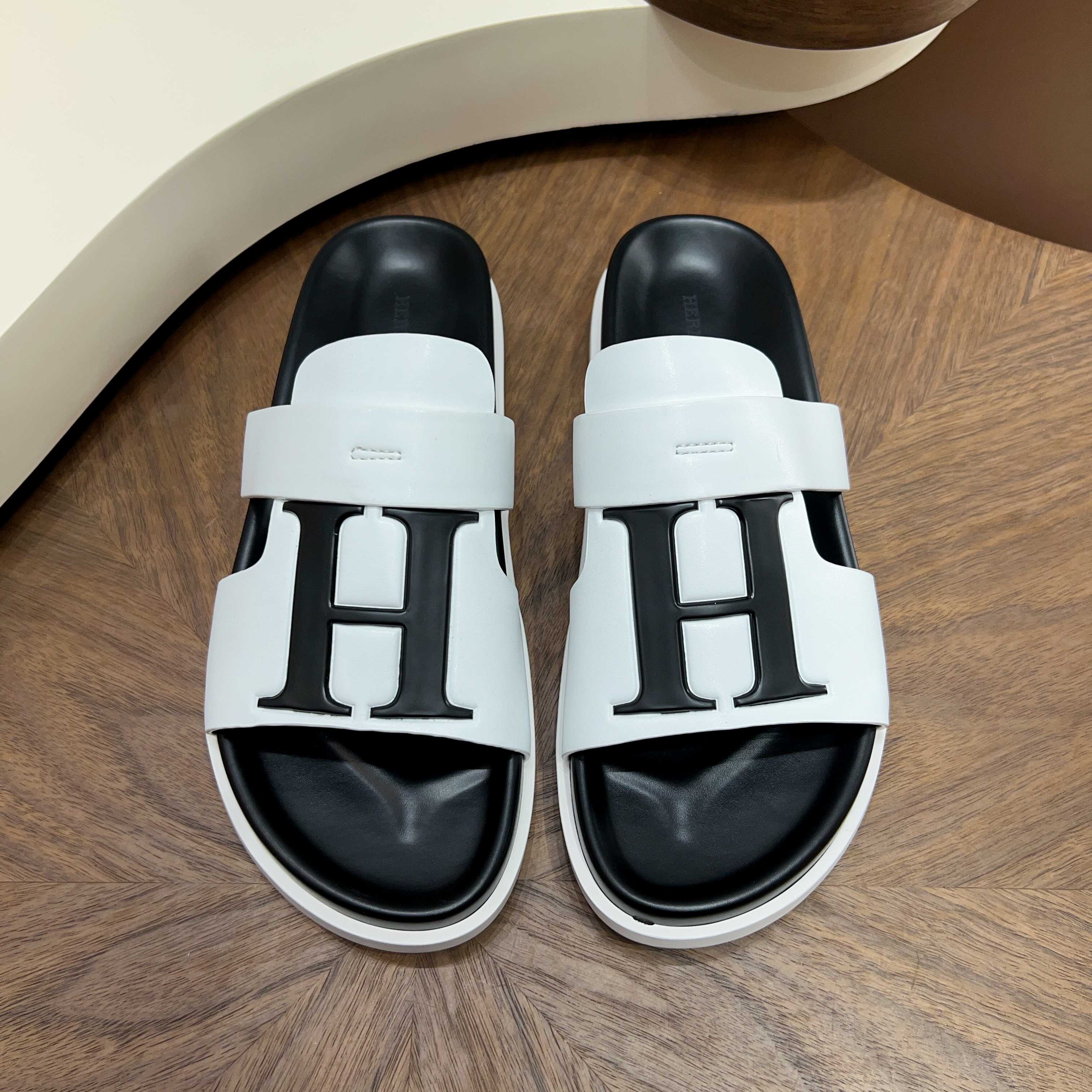 에르메스(Hermes) 메탈 장식 샌들 슬리퍼 신발