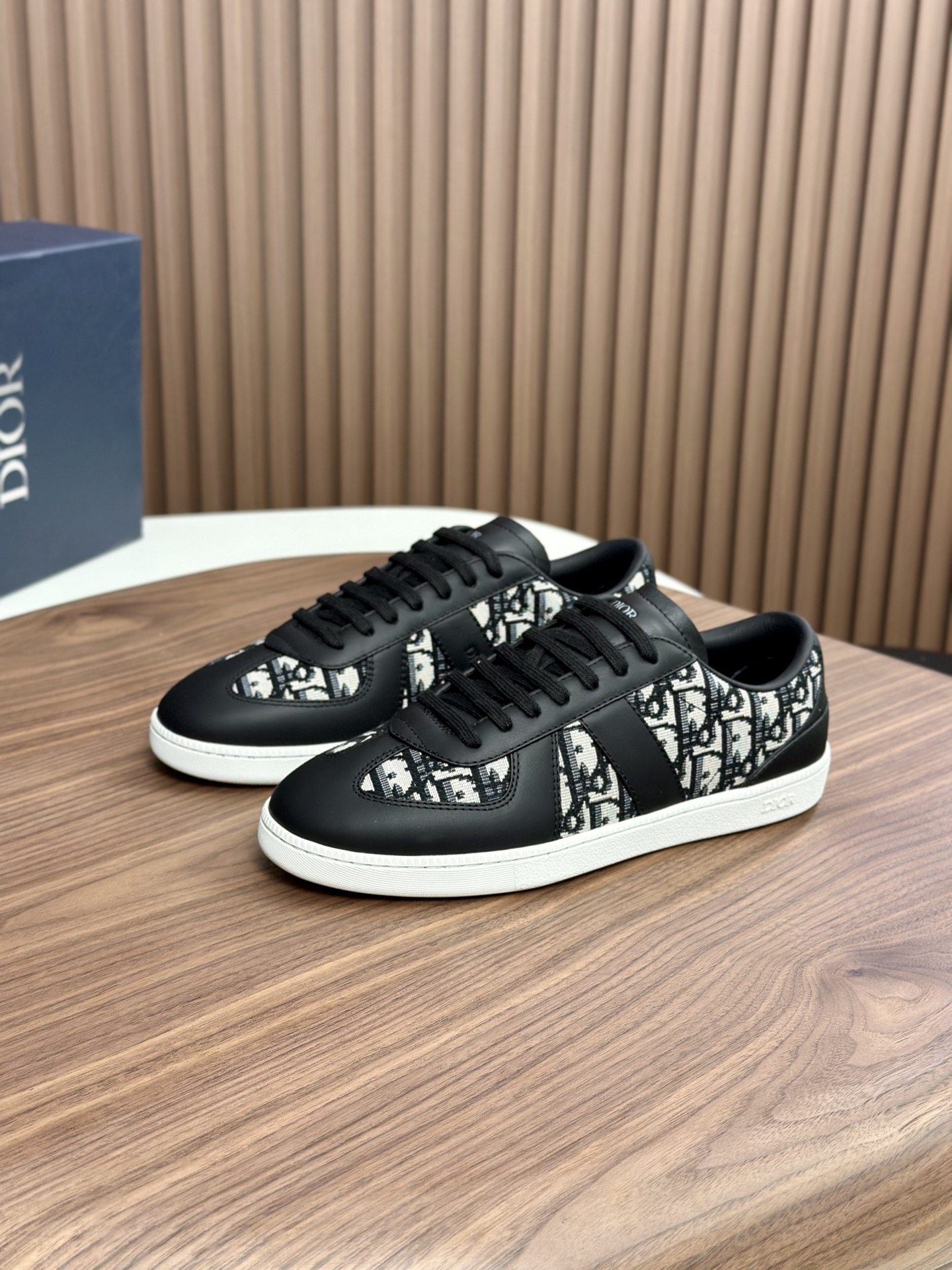 디올(Dior) D-스케치 테크니컬 메쉬 퓨처리즘 스니커즈 신발