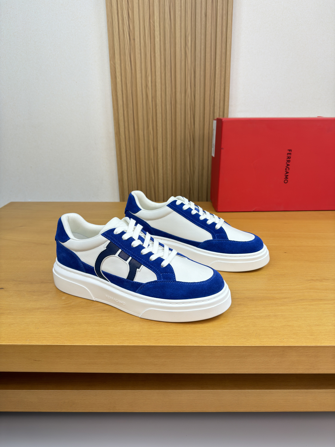 페라가모(Ferragamo) 나파 카프스킨 프리미엄 스니커즈 신발