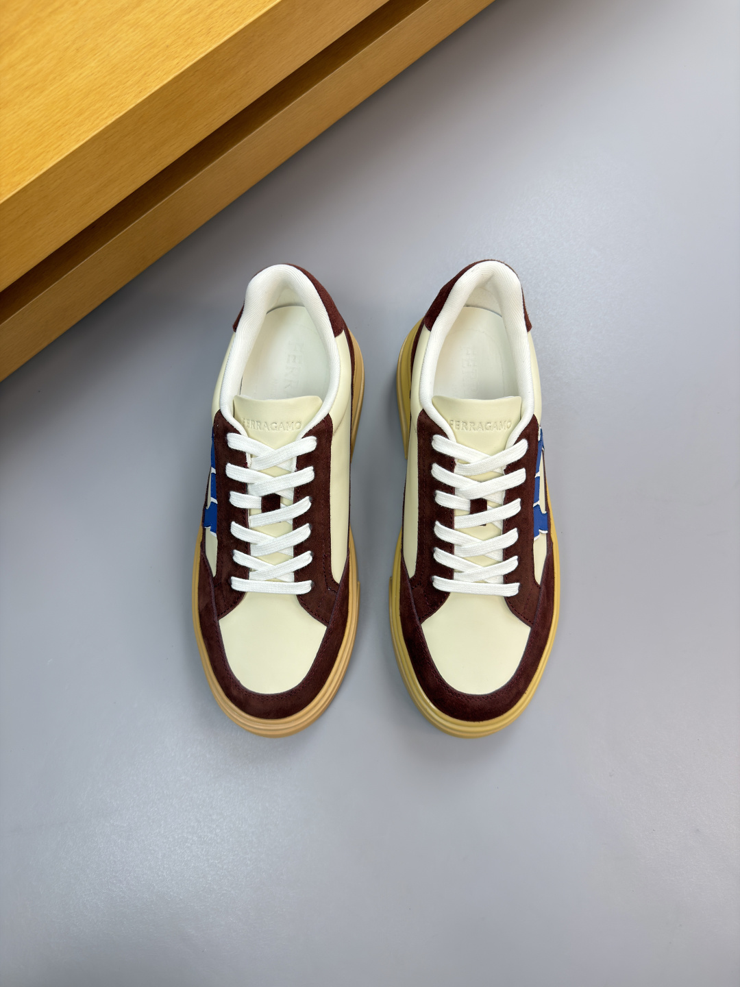 페라가모(Ferragamo) 나파 카프스킨 프리미엄 스니커즈 신발