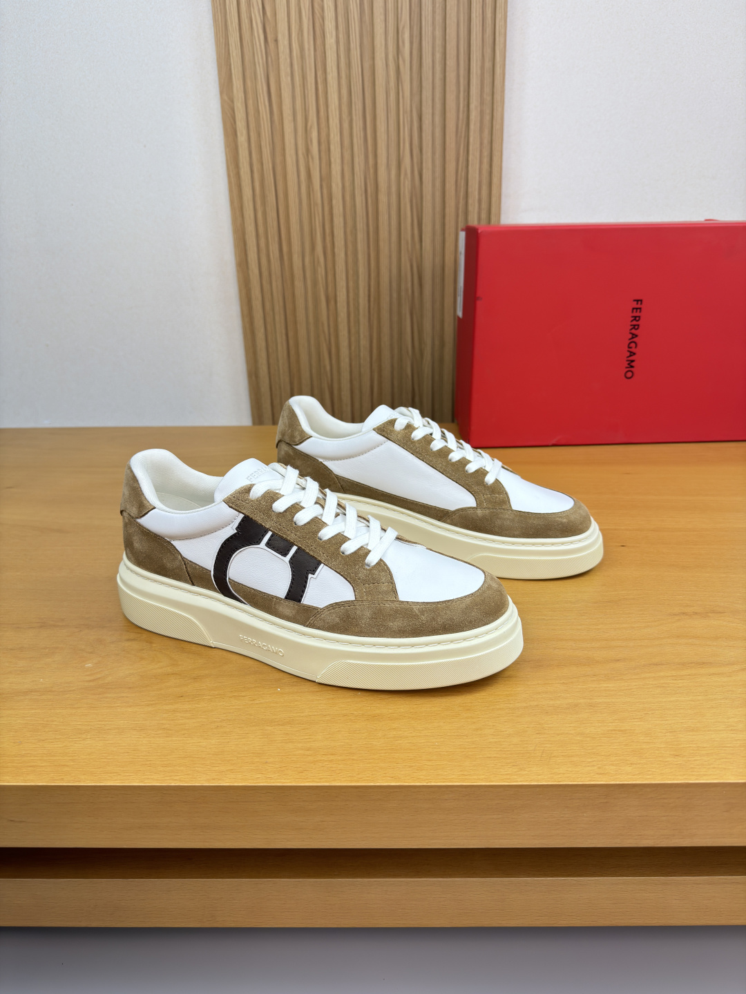 페라가모(Ferragamo) 나파 카프스킨 프리미엄 스니커즈 신발