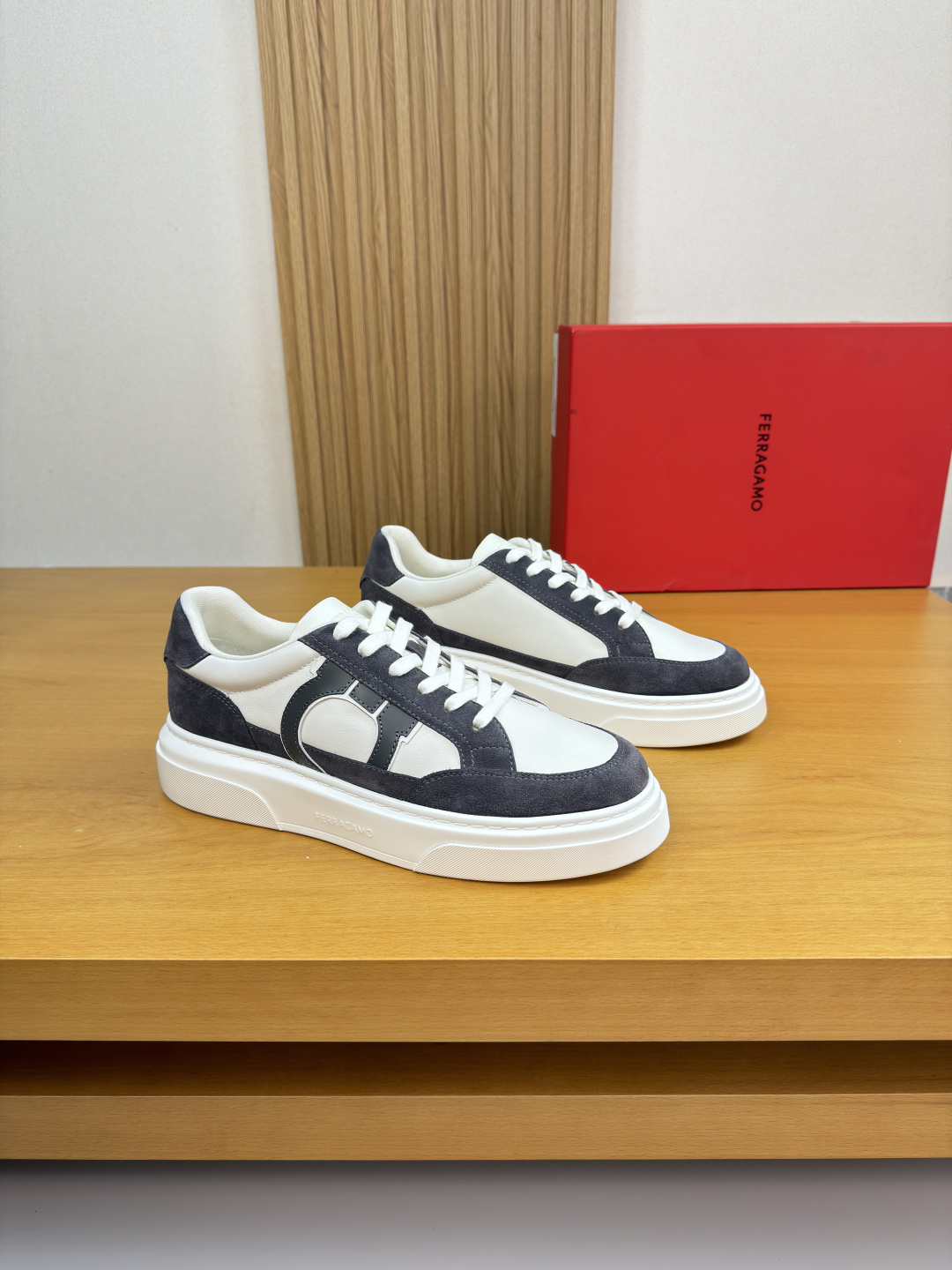 페라가모(Ferragamo) 나파 카프스킨 프리미엄 스니커즈 신발