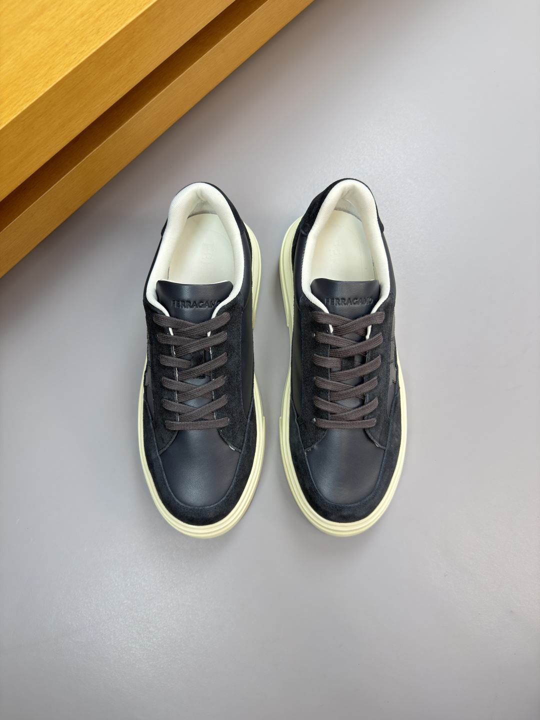 페라가모(Ferragamo) 나파 카프스킨 프리미엄 스니커즈 신발