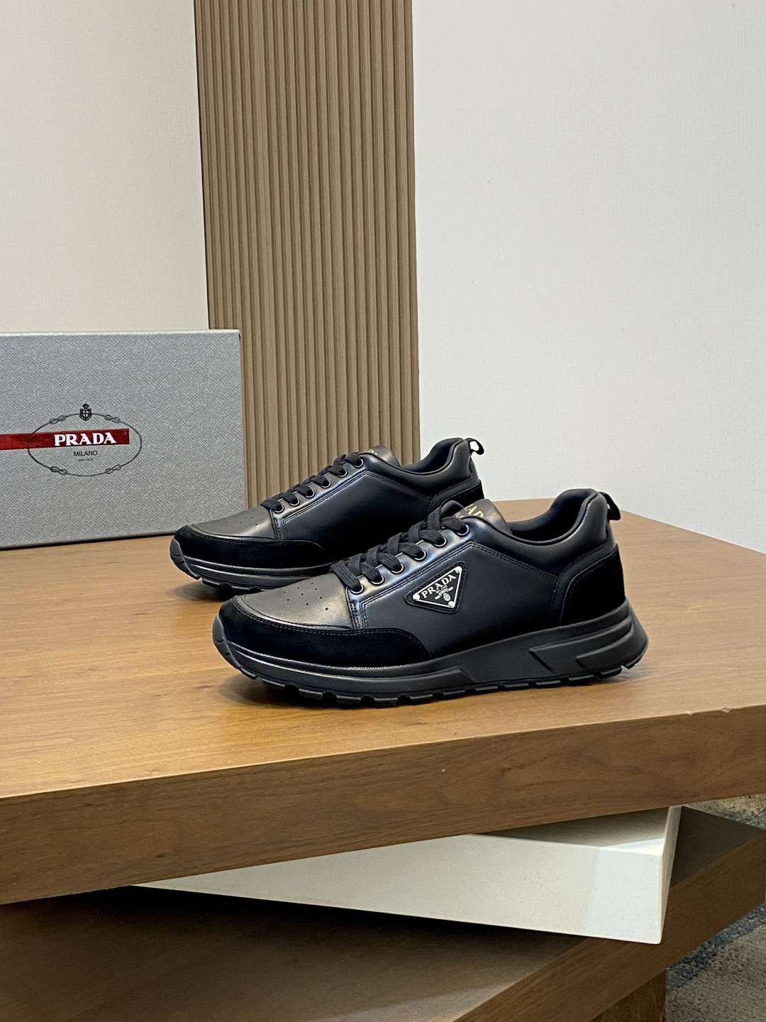 프라다(Prada) 밀라노 로고 지오메트릭 스티치 스니커즈 신발