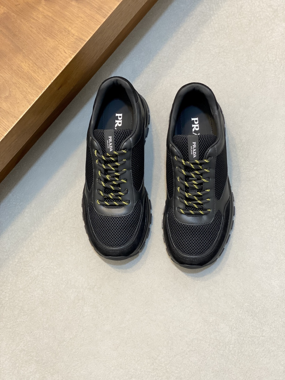 프라다(Prada) 지오메트릭 스티치 콤비 스니커즈 신발